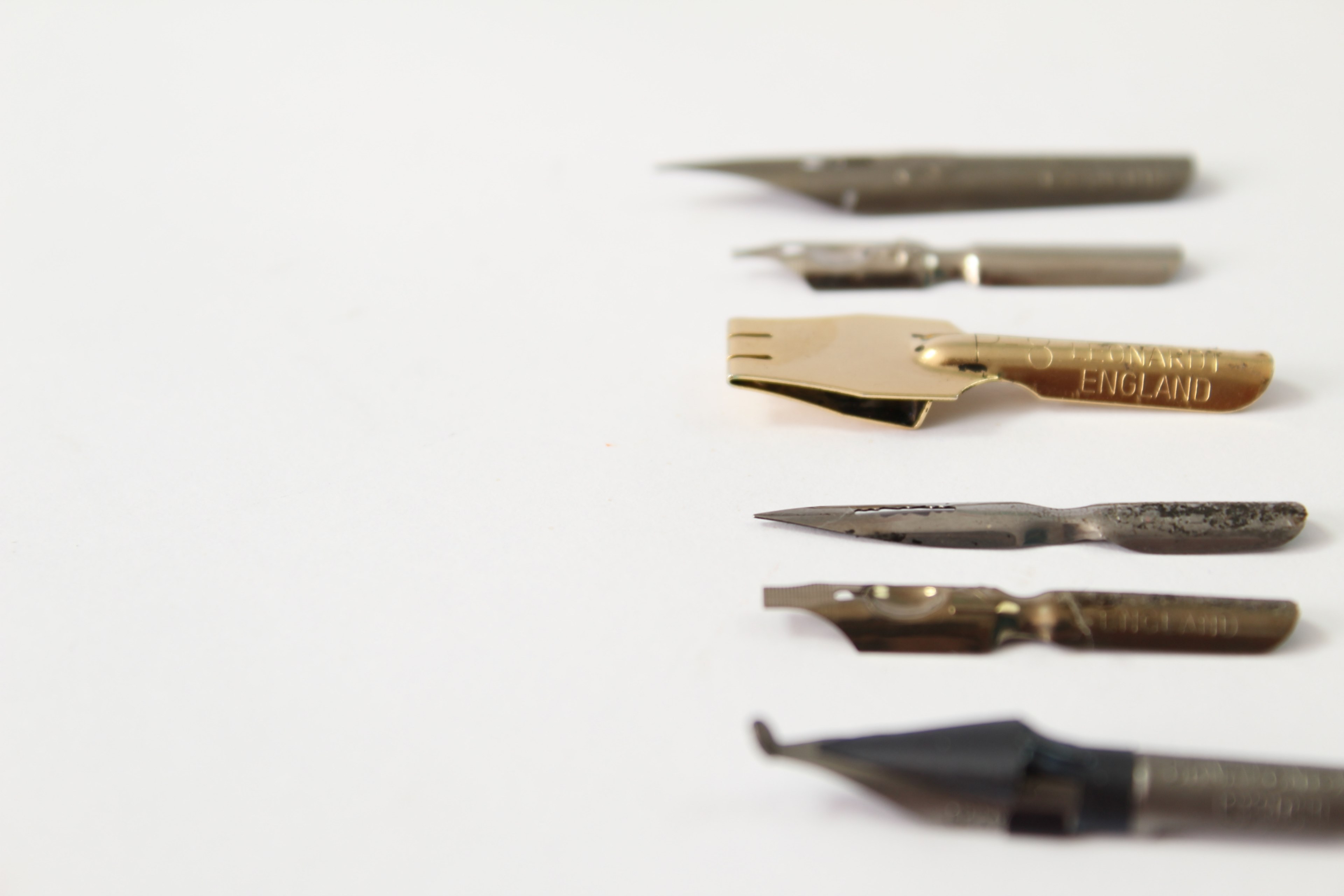 calligraphy white space gold and nib 4k, HD Wallpaper