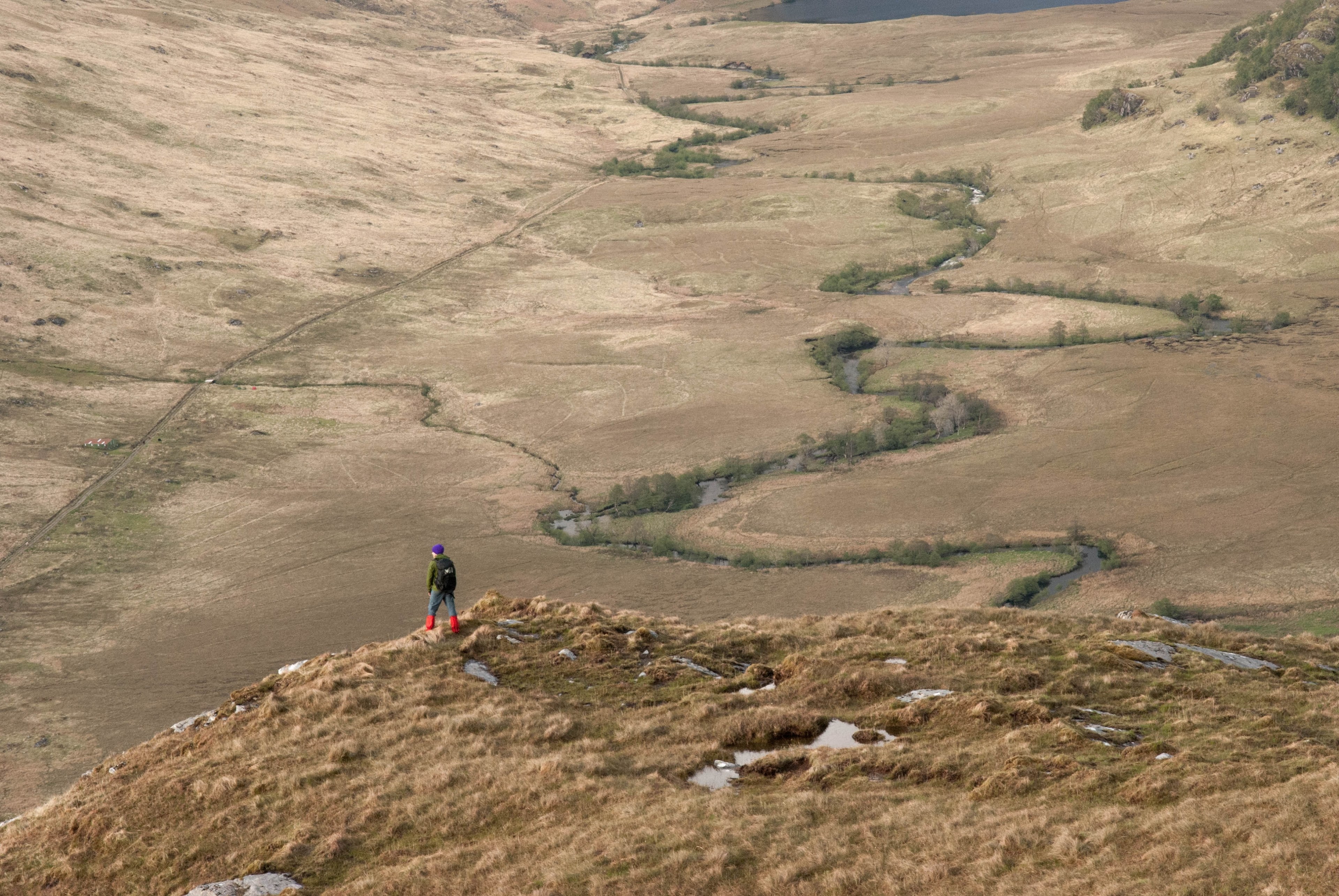 a person hiking inverie valley, hiking inverie valley 4k, HD Wallpaper