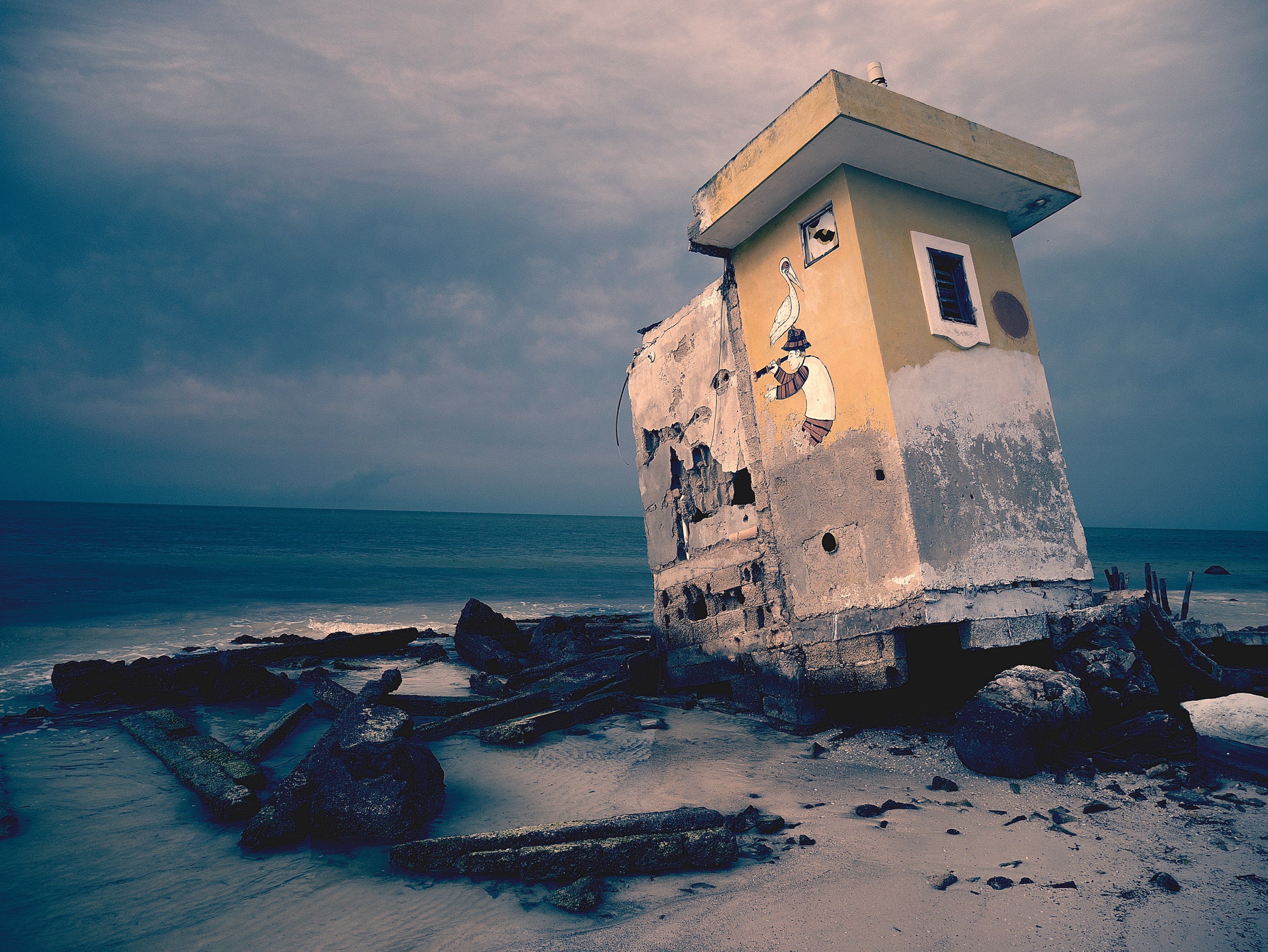 an abandoned and derelict structure on the beach, _abandoned beach structure 4k, HD Wallpaper