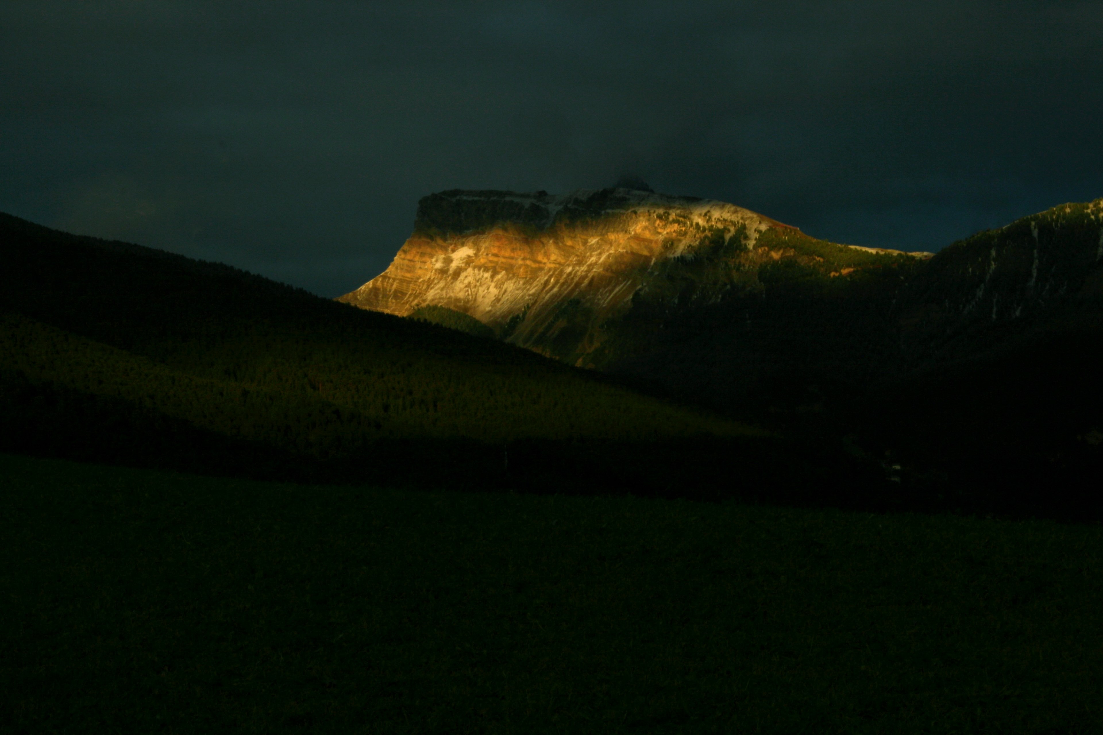 the last rays of sunshine fall on a tall mountain as the evening sets in, the alps with a sun scarf_ 4k, HD Wallpaper
