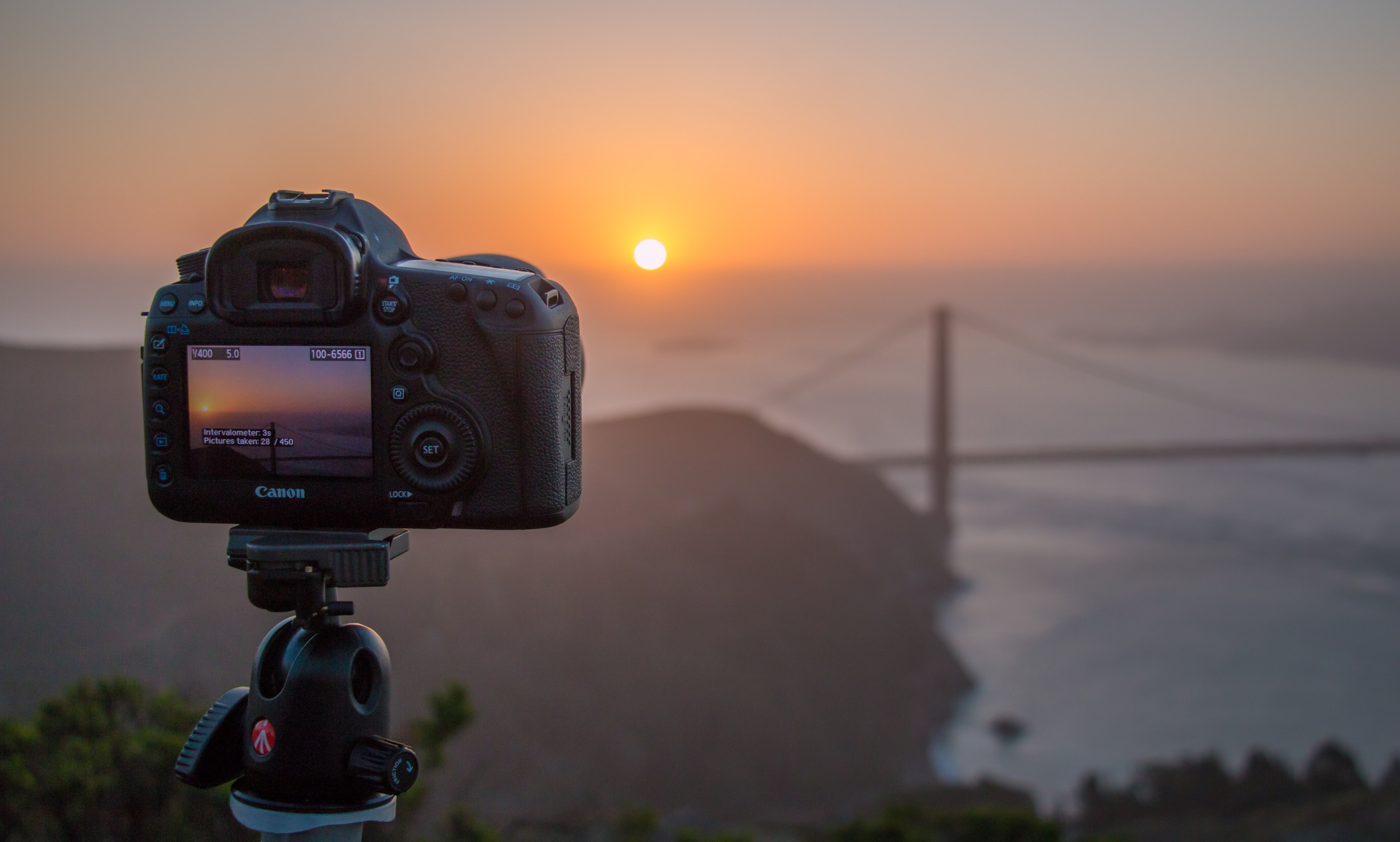 a close up of a canon camera photographing the golden gate bridge during sunrise, _morning time lapse at golden gate 4k, HD Wallpaper
