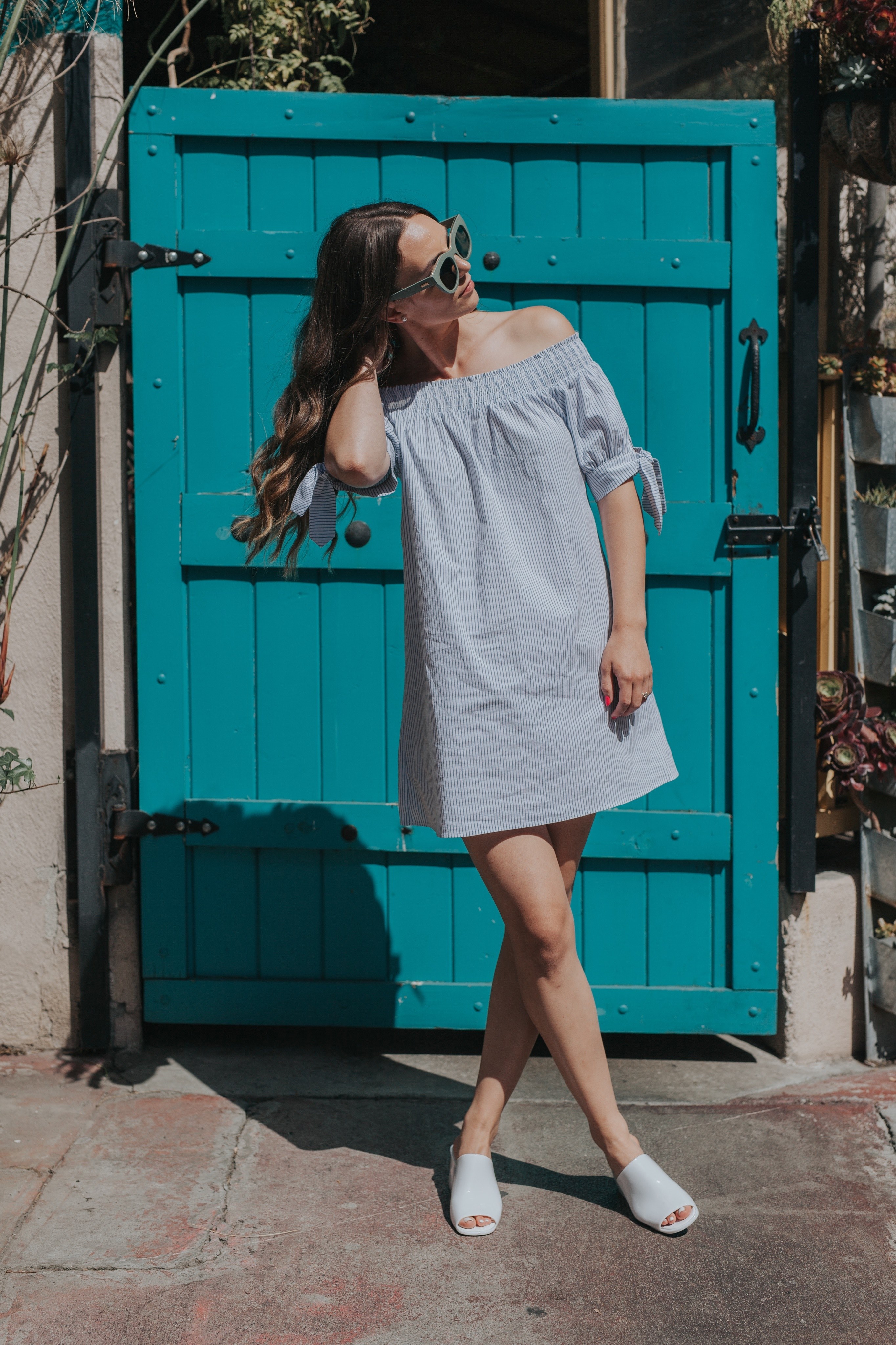a young woman in sunglasses and a dress in front of blue wooden door, relaxed summer outfit 4k, Phone HD Wallpaper
