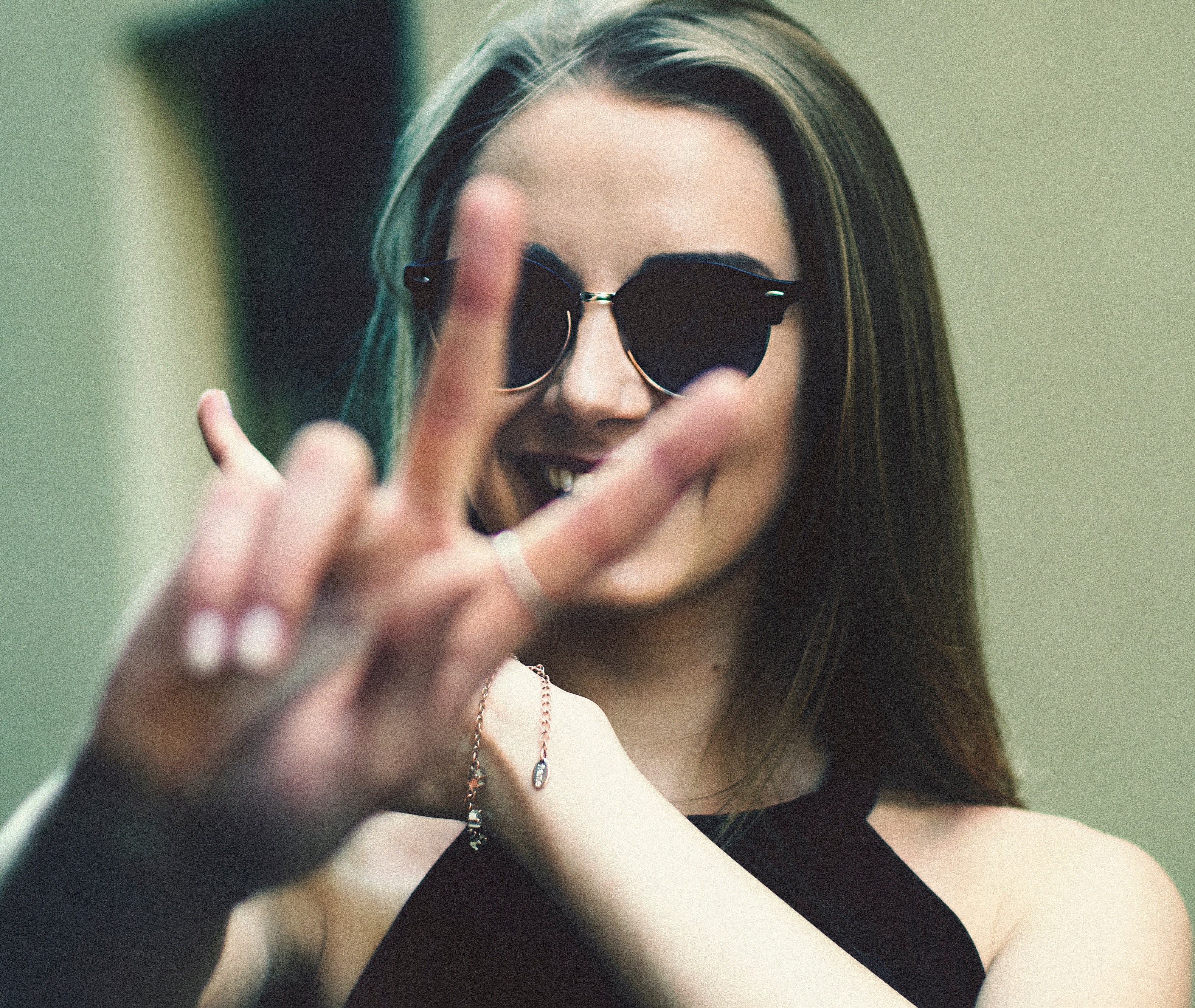 a young woman in sunglasses making a peace sign with her fingers, victoria 4k, HD Wallpaper
