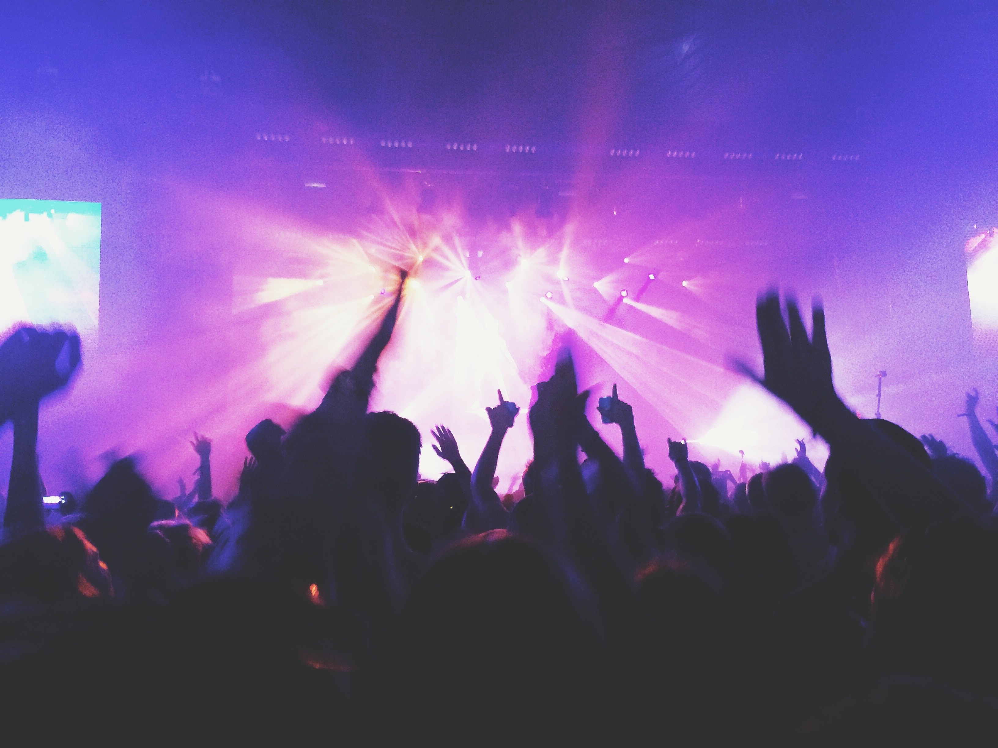 concert crowd hand and smoke 4k, HD Wallpaper
