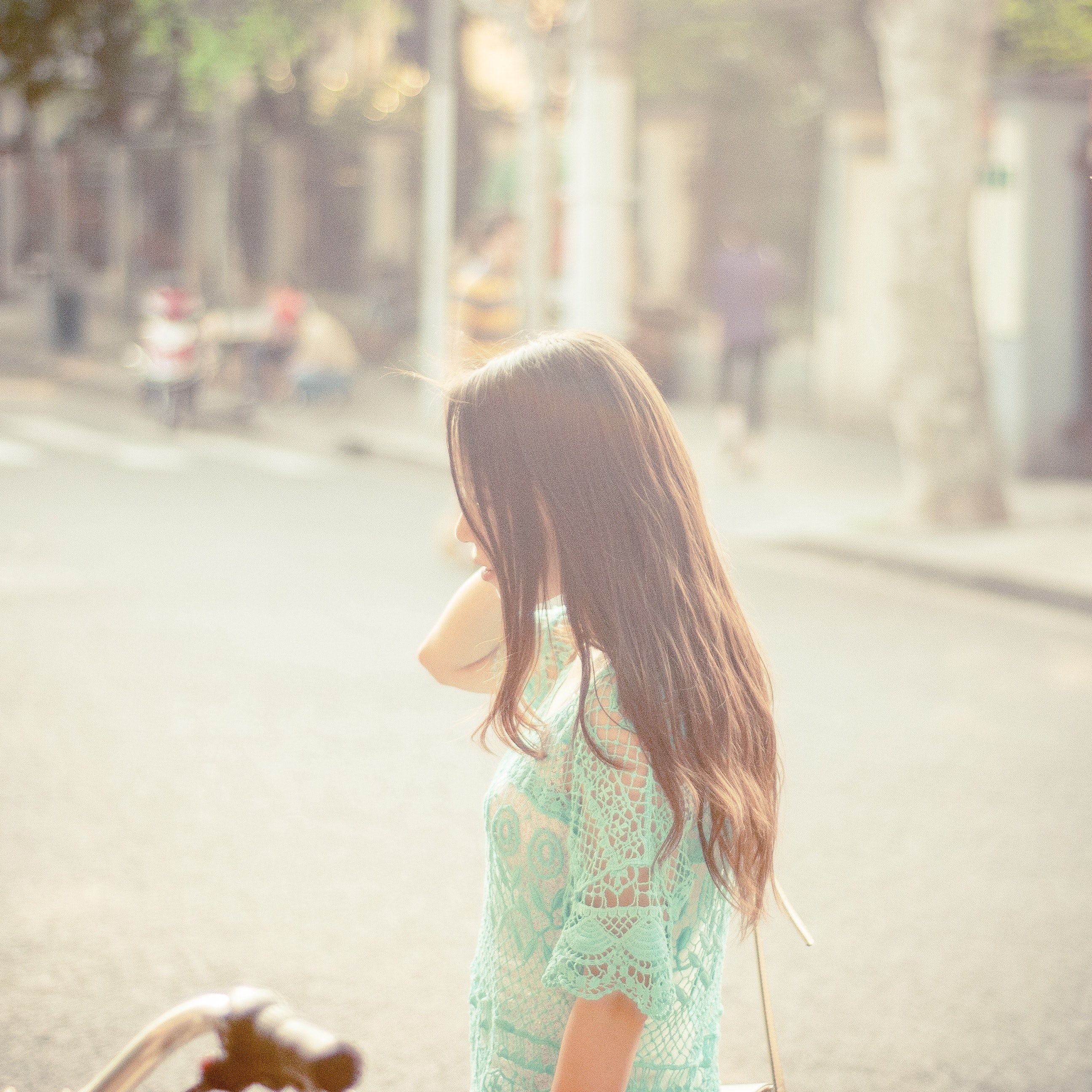 a woman in profile in a turquoise lacy top by a city street in bright sunlight, womans profile in bright sun 4k, HD Wallpaper