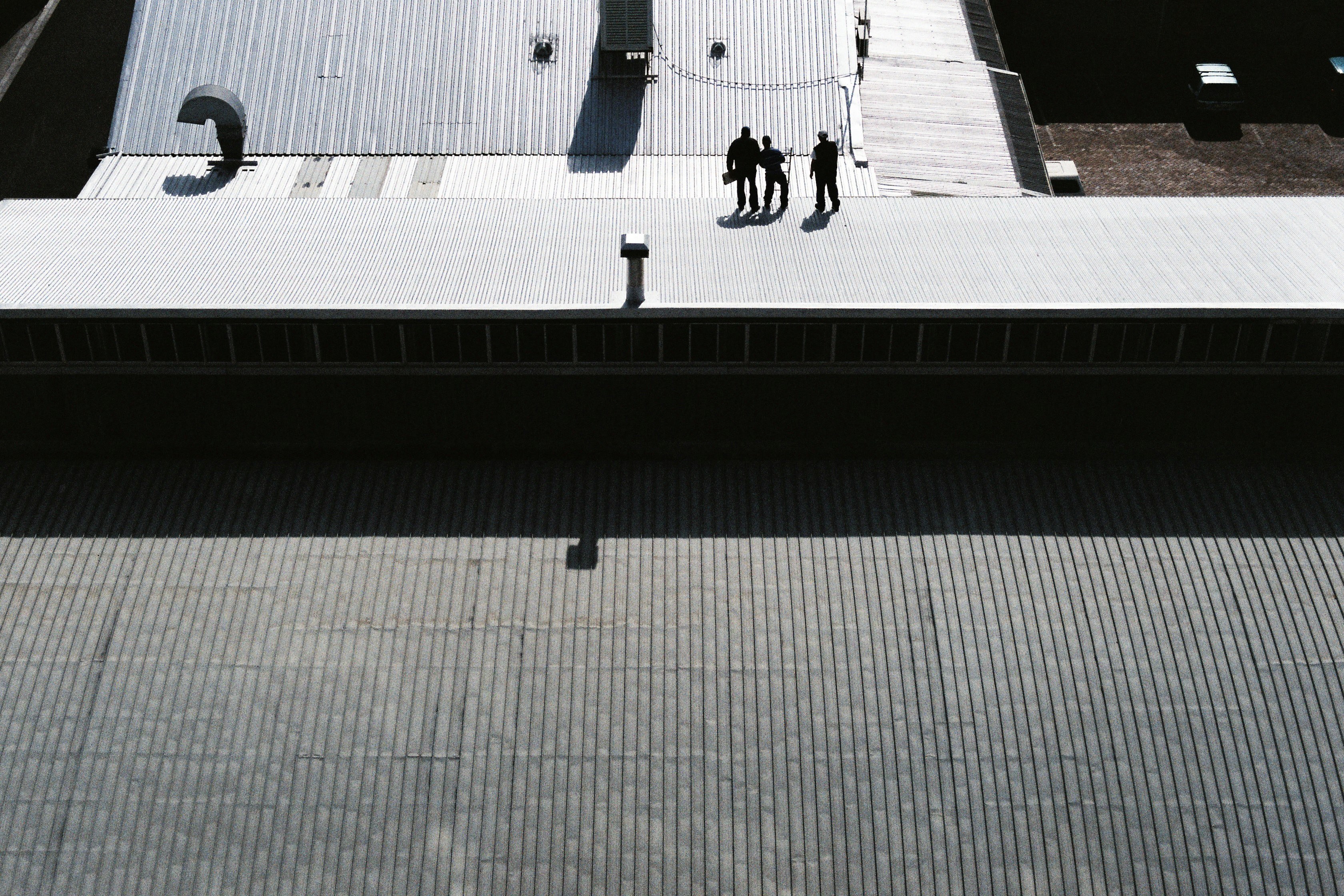 shadows of men working on rooftop in woodstock, roof work woodstock 4k, HD Wallpaper