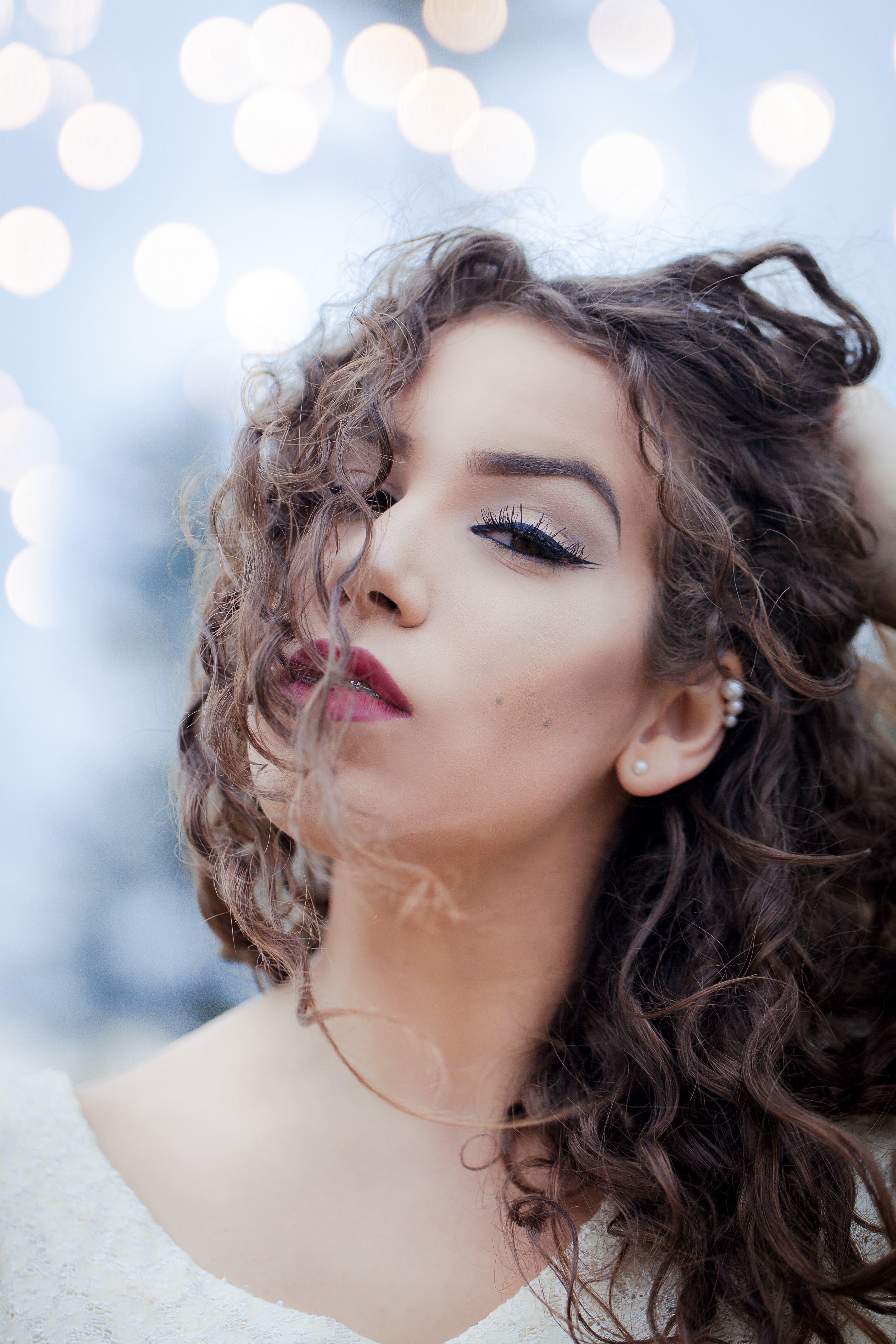 young woman and bokeh christmas lights 4k, Phone HD Wallpaper