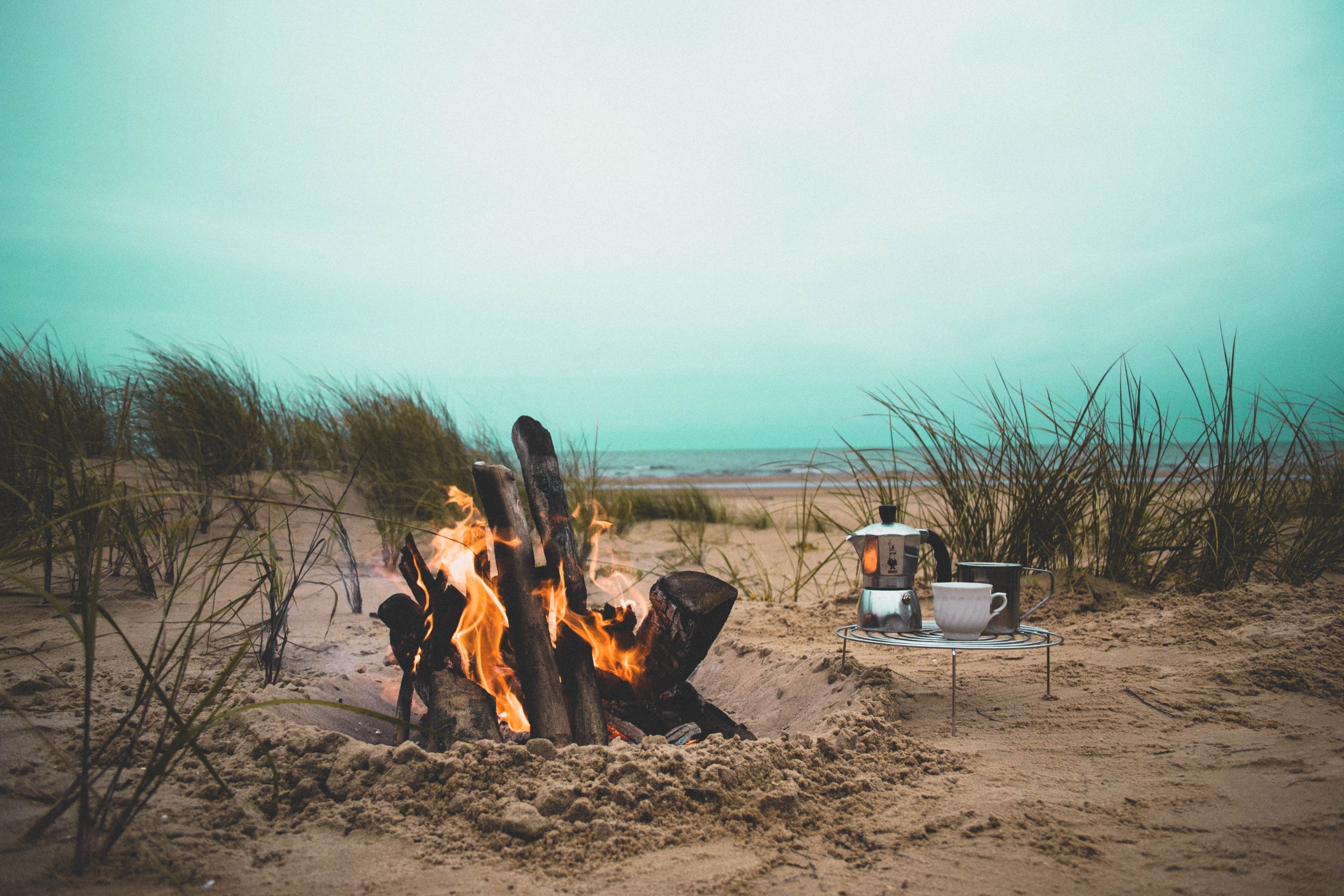 kettle and a cup on a stand by the large fire in the sand hole, fire in the sand hole 4k, HD Wallpaper