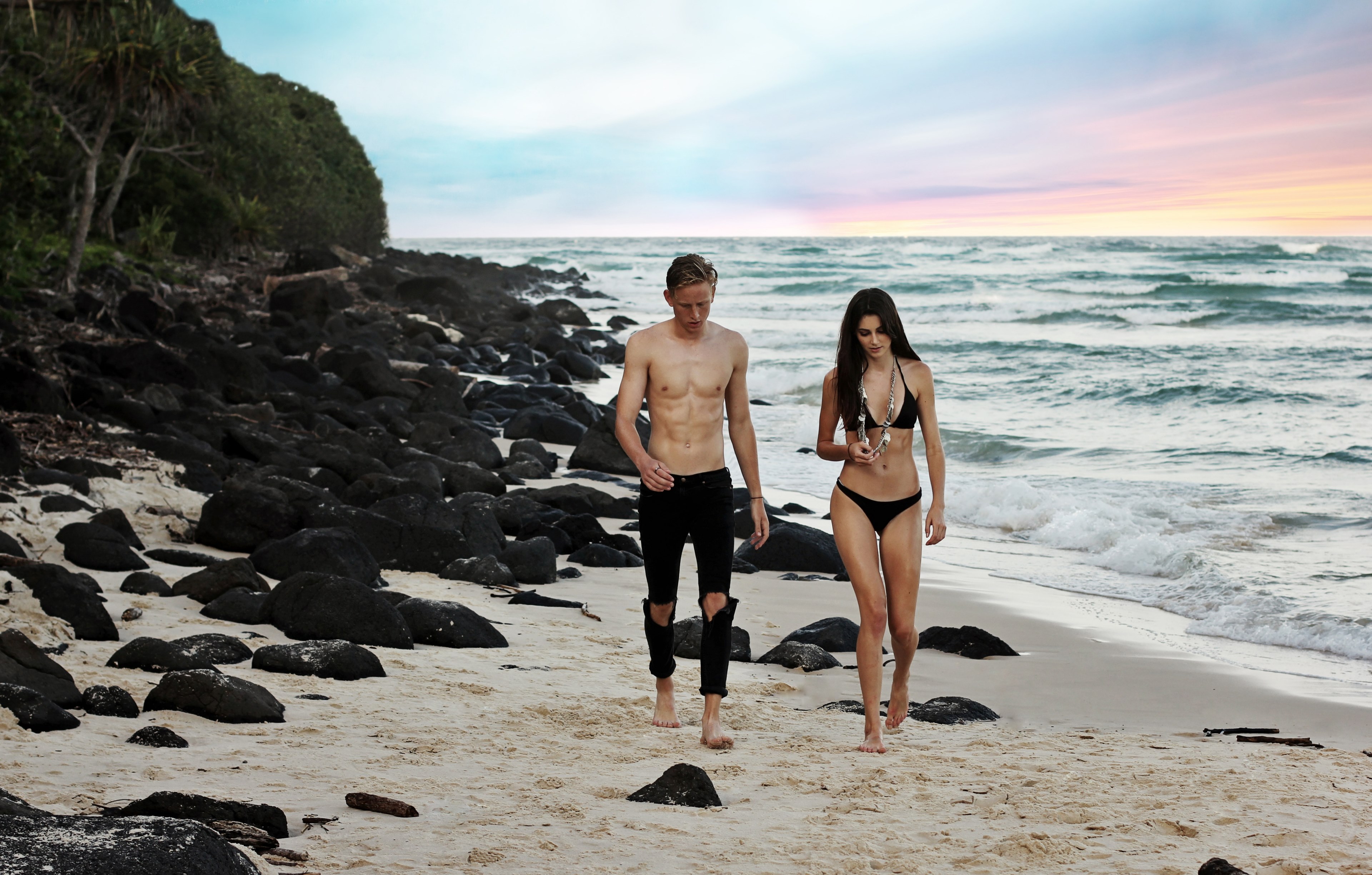 couple in swimsuits walking on the sand beach, couple in paradise_ 4k, HD Wallpaper