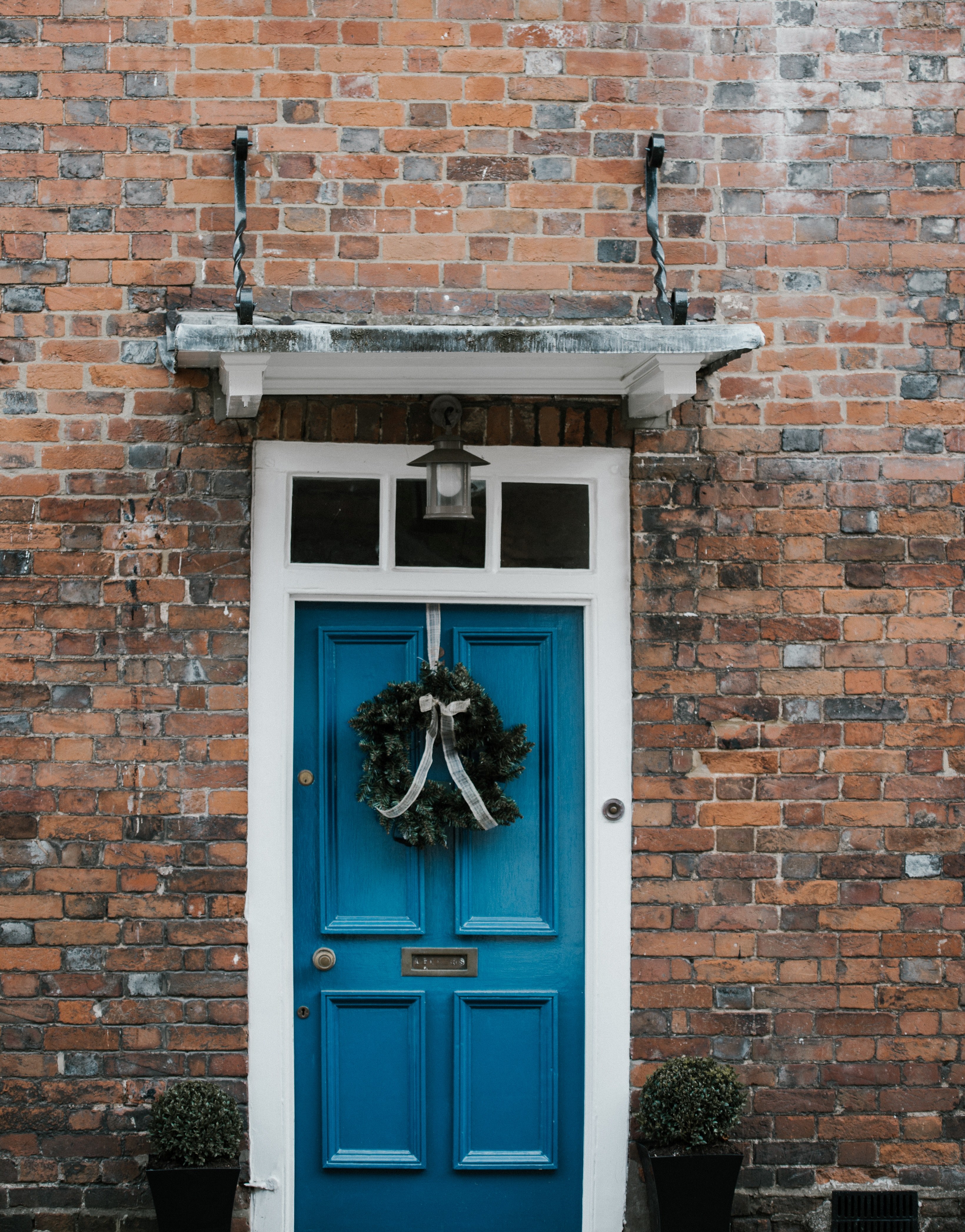 christmas wreath on door 4k, Phone HD Wallpaper