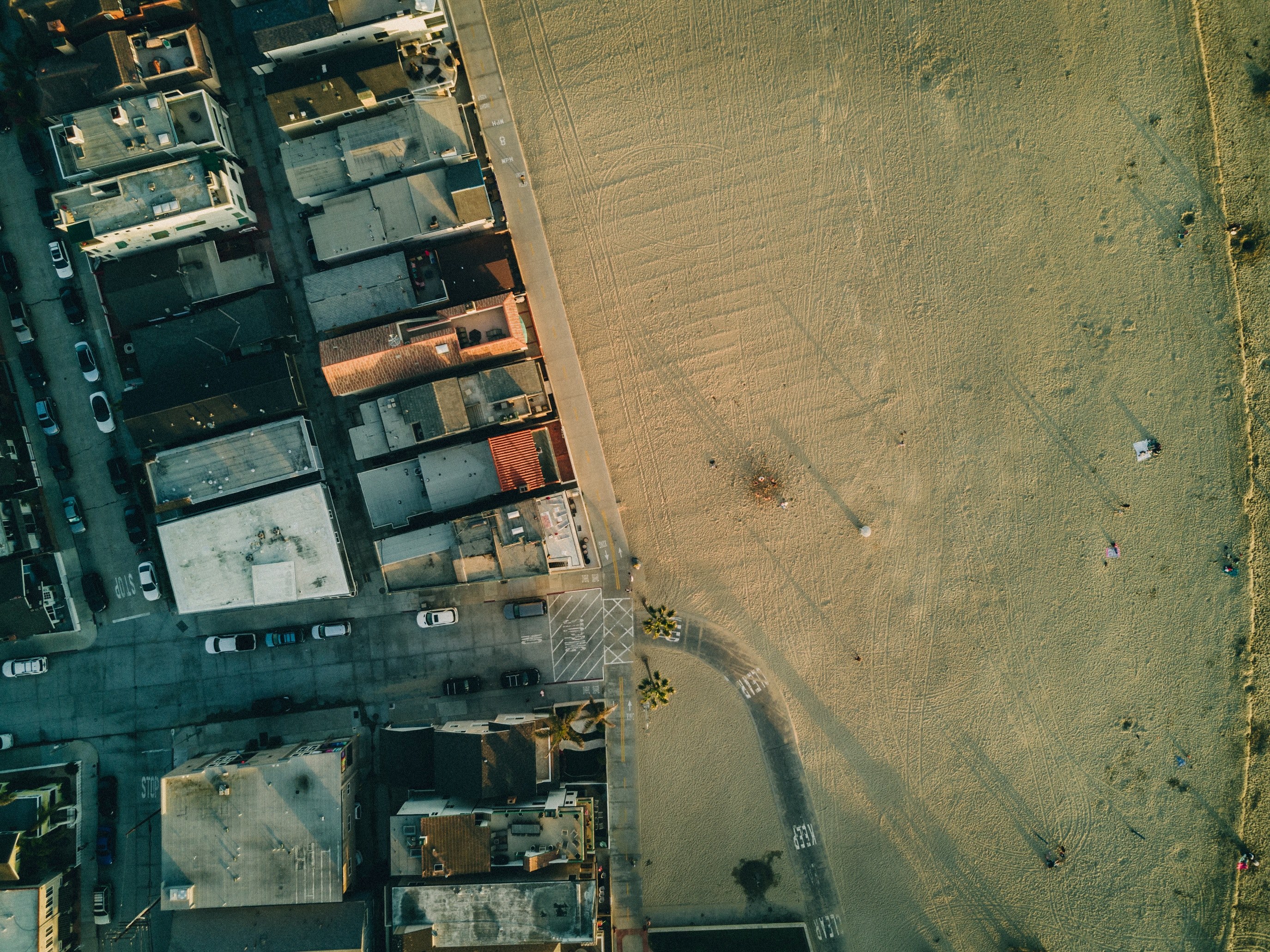 drone aerial view of dense housing by the sand beach at newport beach, streetside beach 4k, HD Wallpaper