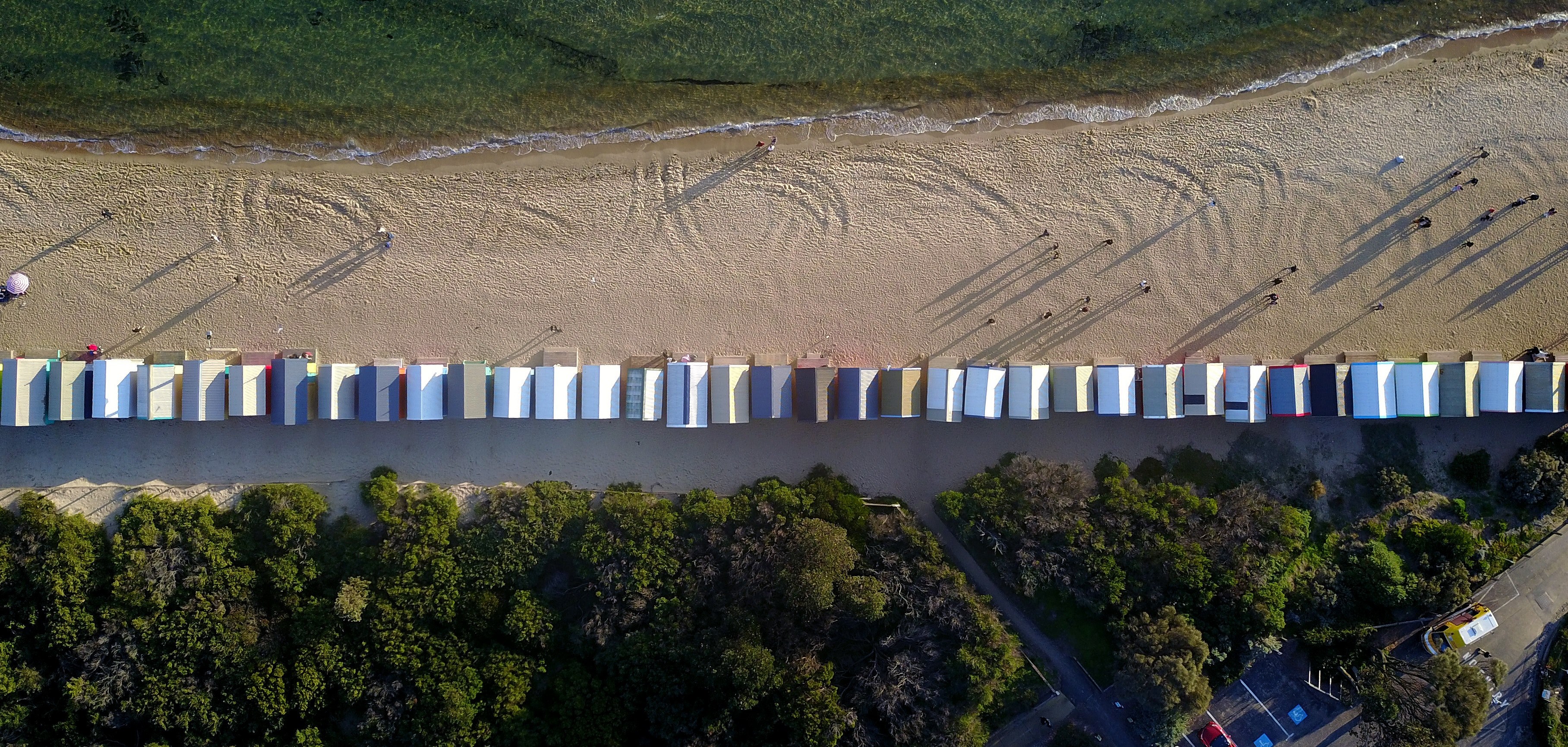 drone aerial view of beach huts in line at the brighton sand beach boxes, brighton beach 4k, HD Wallpaper