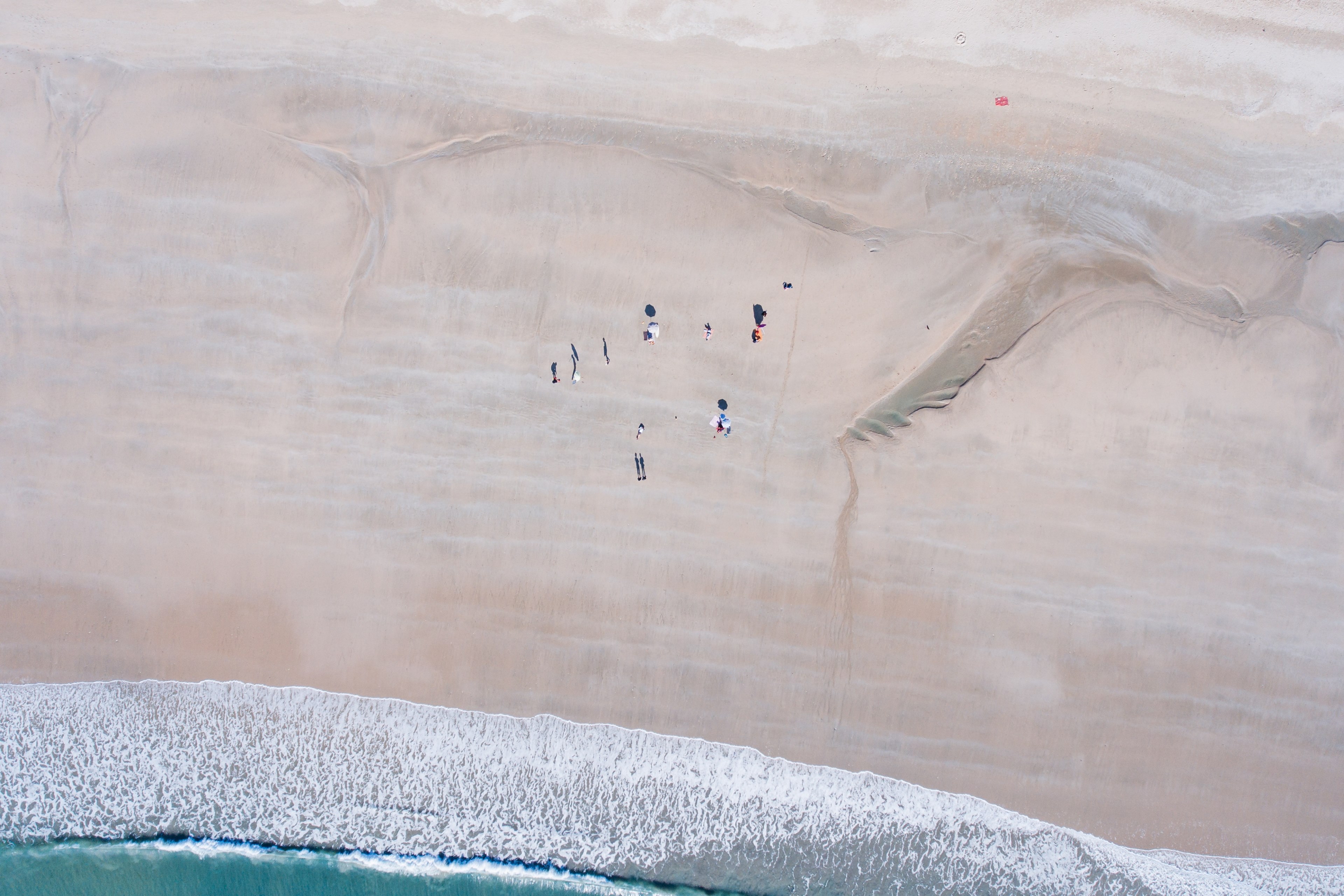 an aerial view of a small group of people on a vast beach, little group 4k, HD Wallpaper