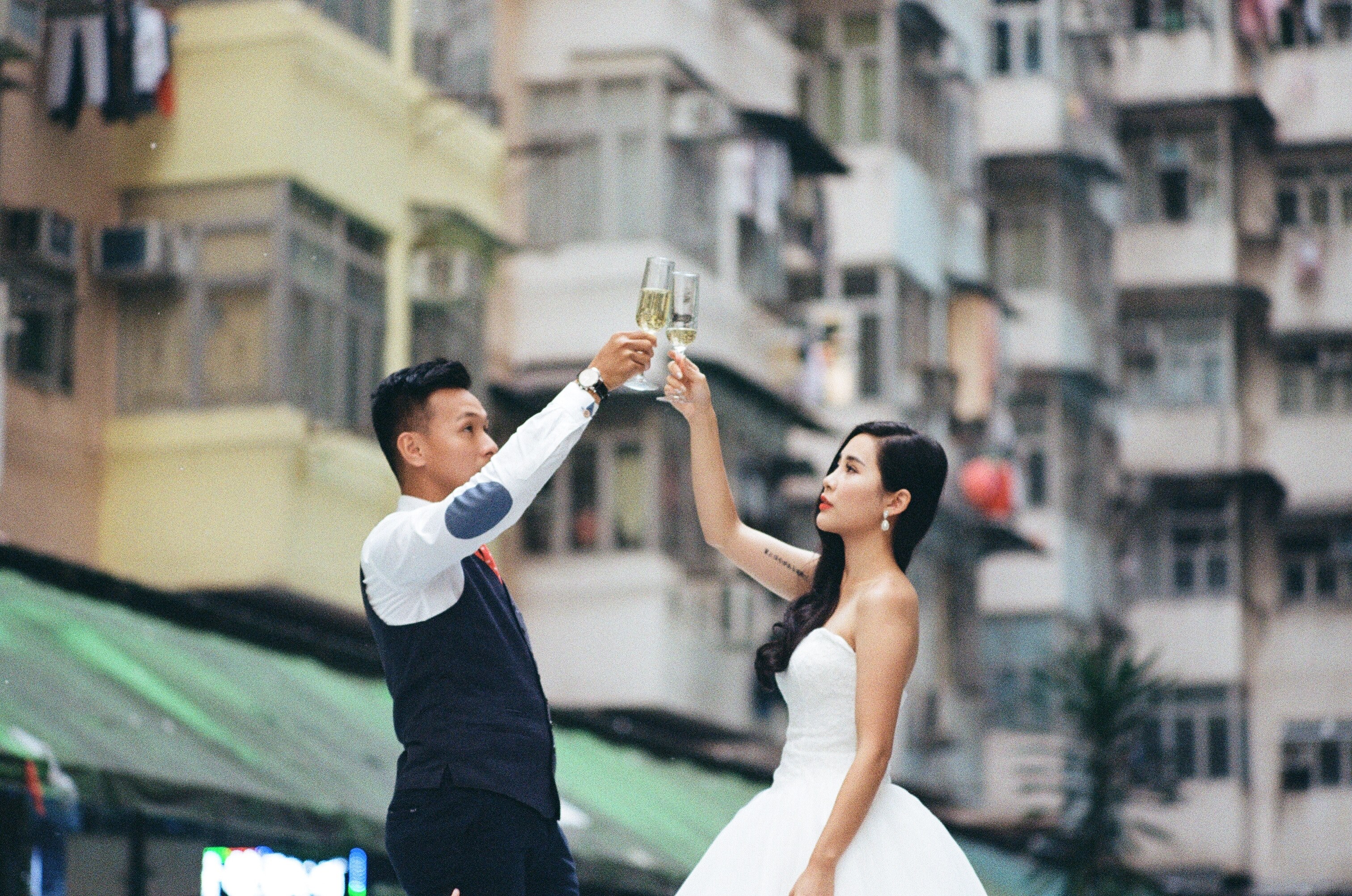 just married couple toasts against a city backdrop of high rises, cheers_ 4k, HD Wallpaper
