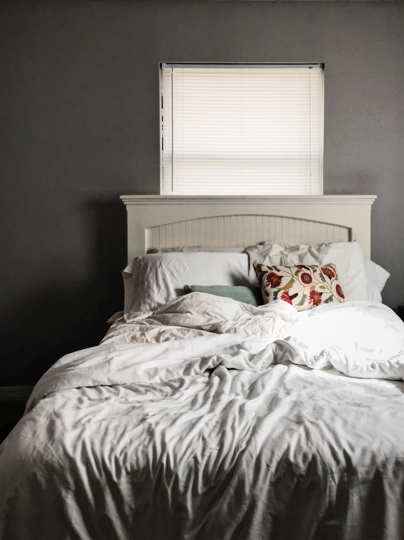 bed sheets white and cushion hd, 4k, Phone HD Wallpaper