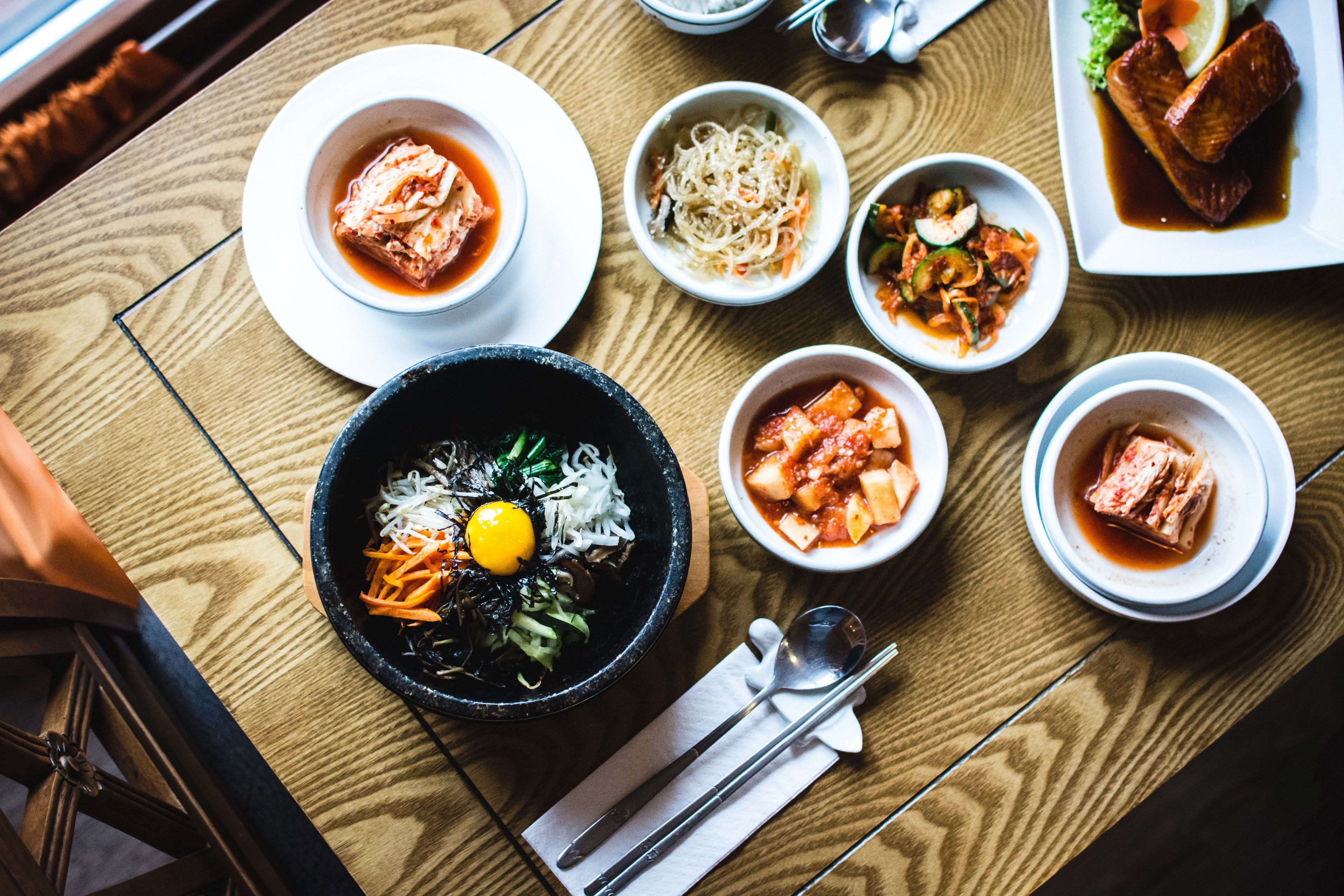 overhead shot of table with bowls of pho kimchi and korean food, korean food bibimbap with kimchi 4k, HD Wallpaper