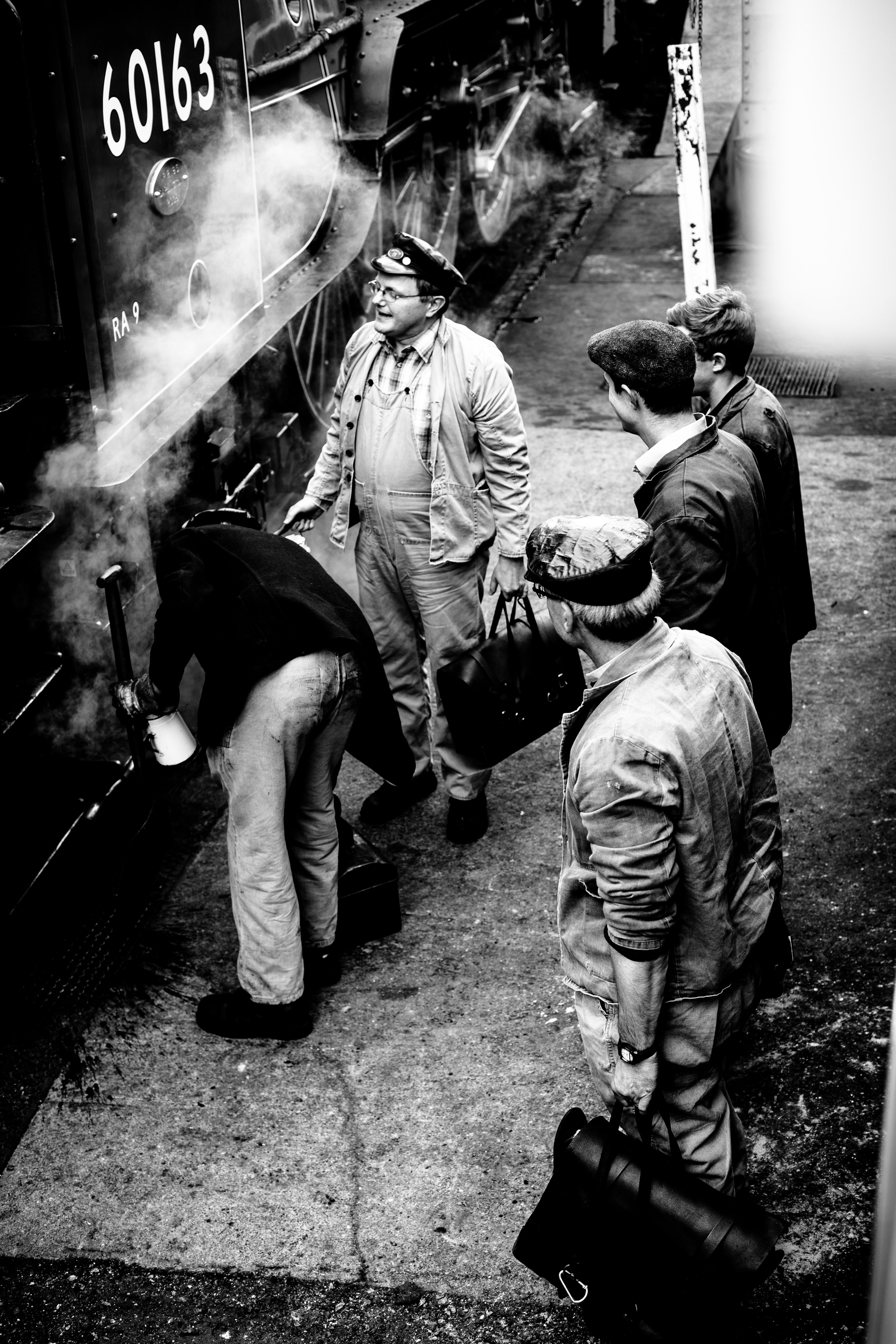 black and white shot of train engineers standing by the steam train at severn valley railway, _men with luggage and train 4k, Phone HD Wallpaper