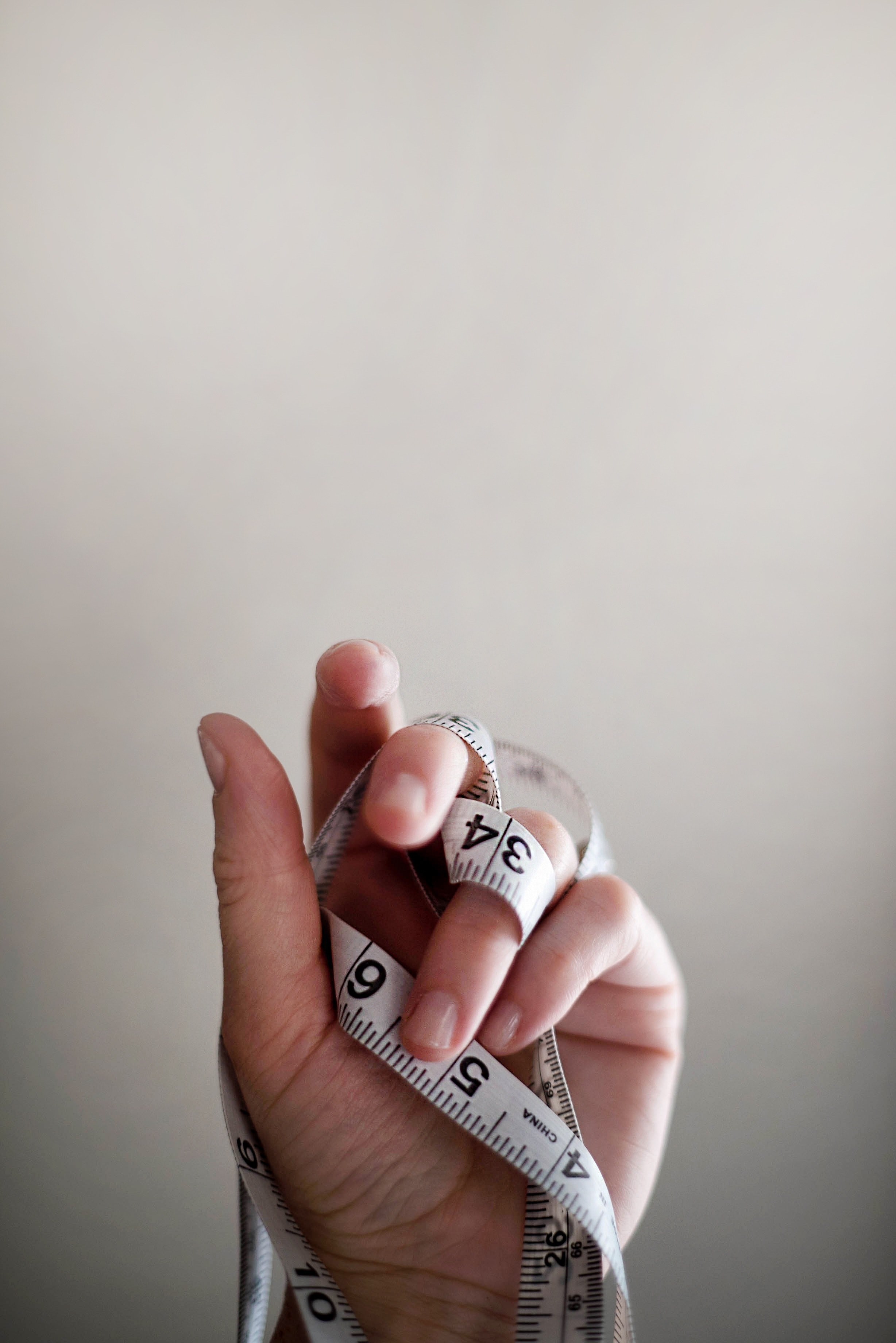 hand finger hold and measure hd, 4k, Phone HD Wallpaper