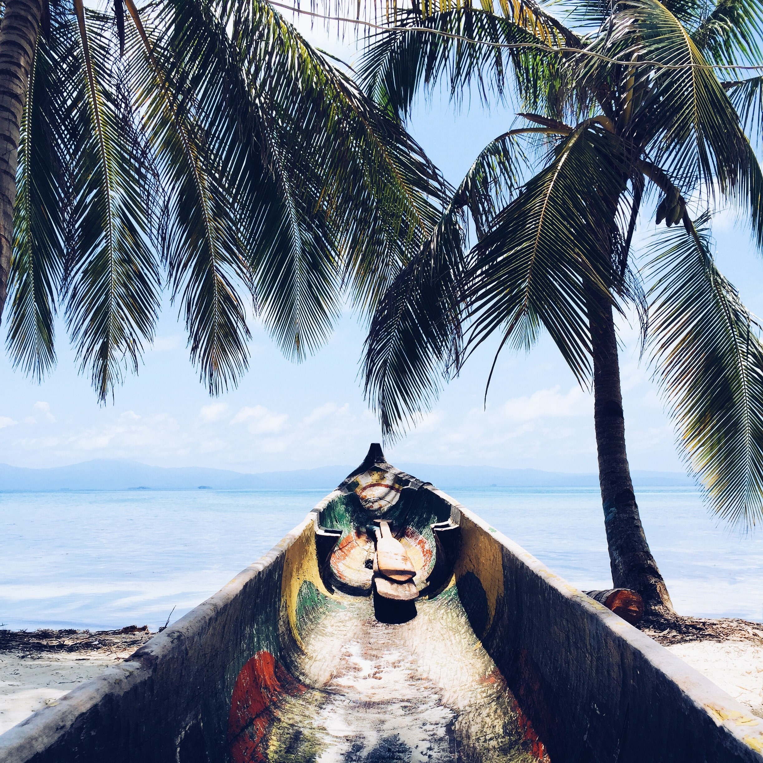 inside of the colorful boat at the kuna yala sand beach, inside of the tropical boat 4k, HD Wallpaper