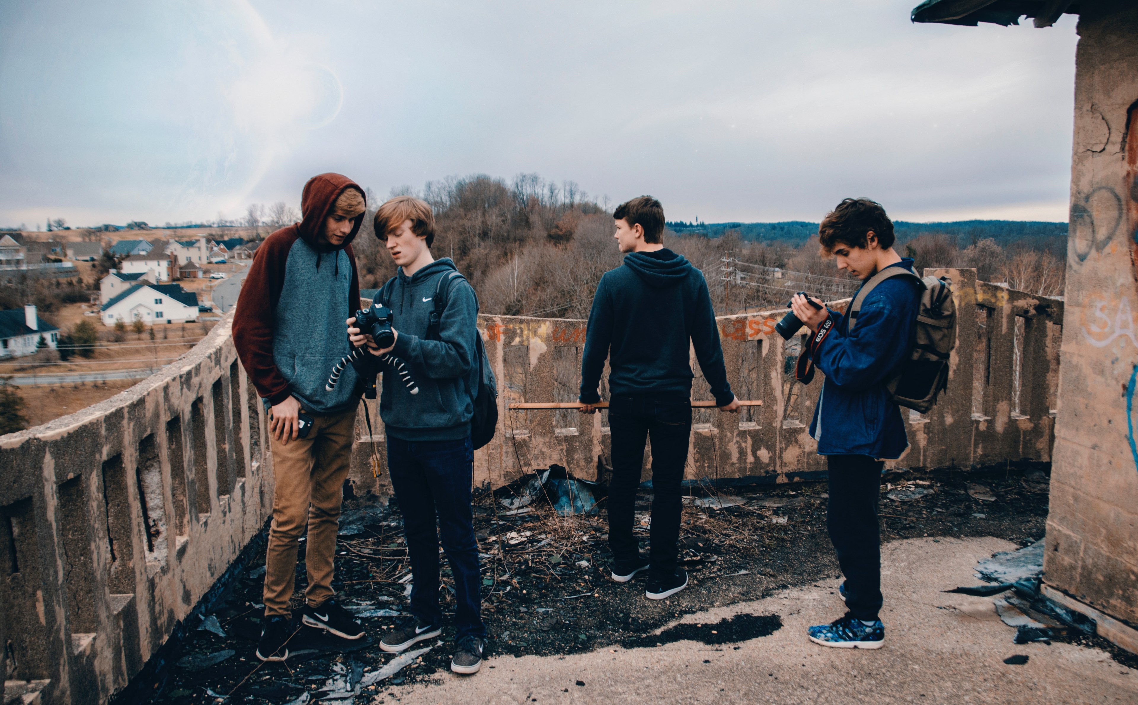 group of friends in an abandoned building admiring the scenery and checking their cameras, people on abandoned building 4k, HD Wallpaper