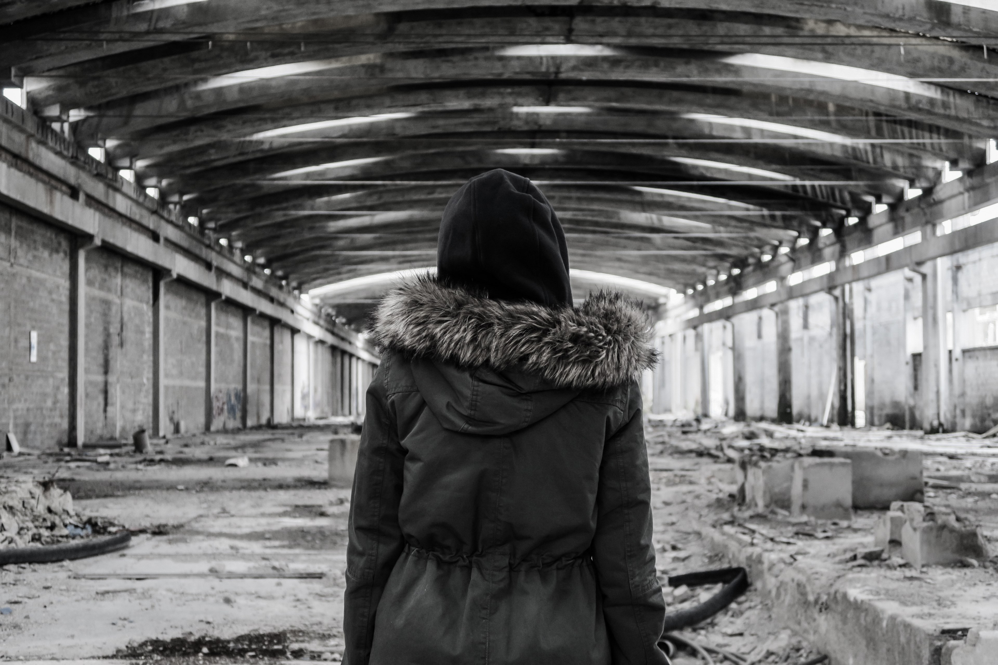 the back of a person wearing a jacket with a fake fur hood, _fake fur jacket hood 4k, HD Wallpaper