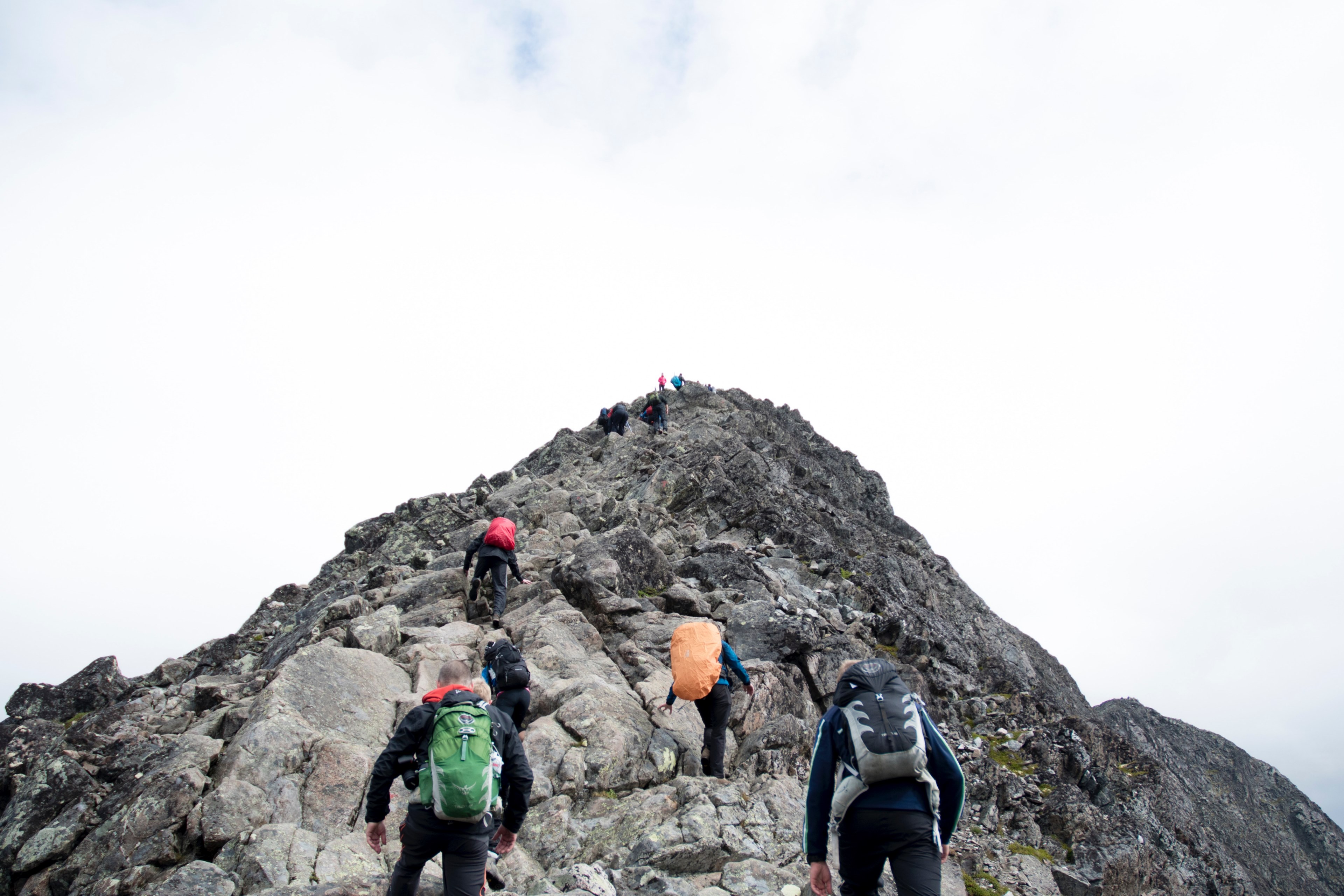hikers with backpacks summiting peaks of mountain, hikers at peak 4k, HD Wallpaper