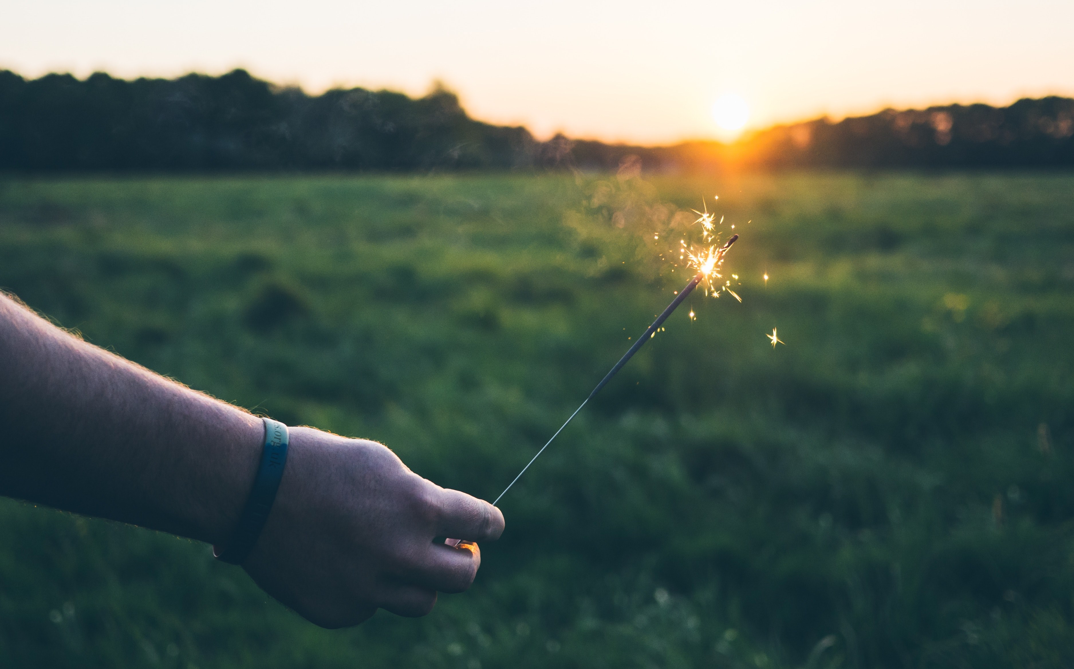spark sunset sparkler and hand 4k, HD Wallpaper