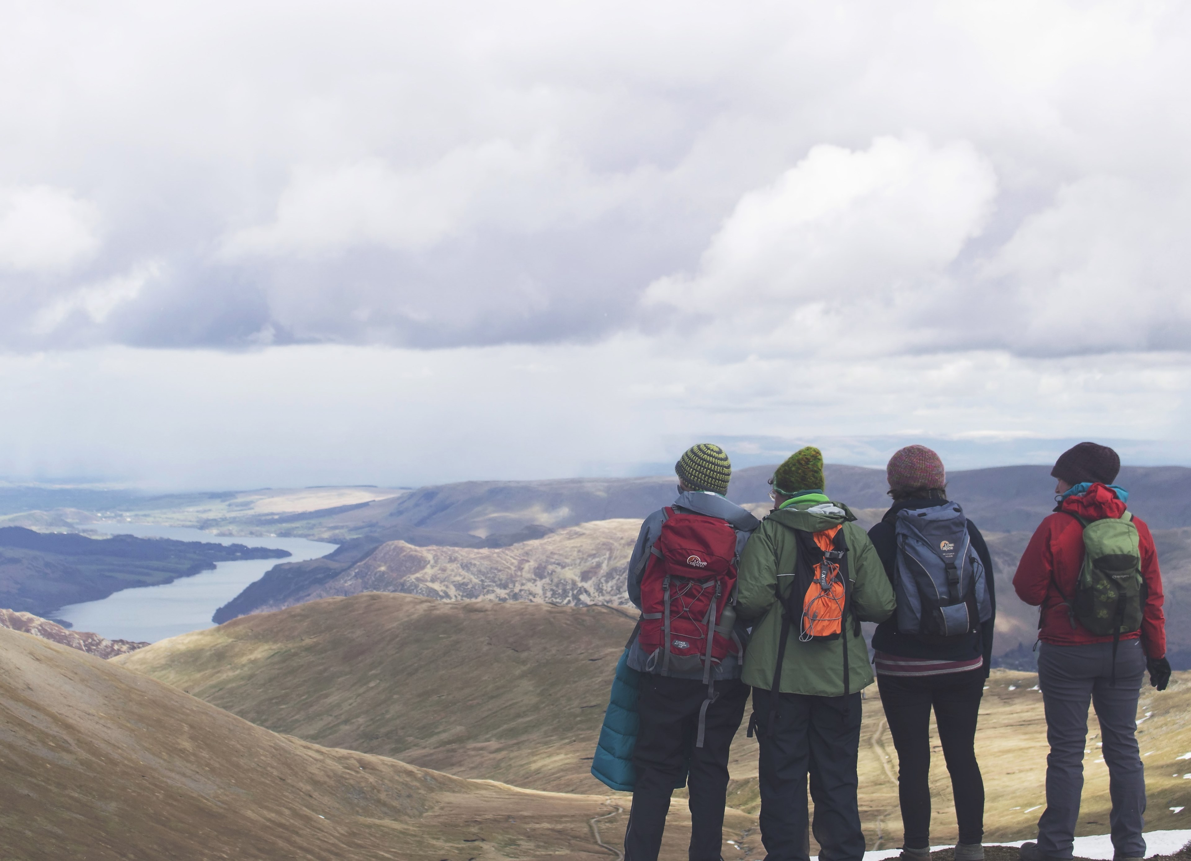 group of hikers looking at the view from a high point on helvellyn mountain, hikers admiring the helvellyn 4k, HD Wallpaper
