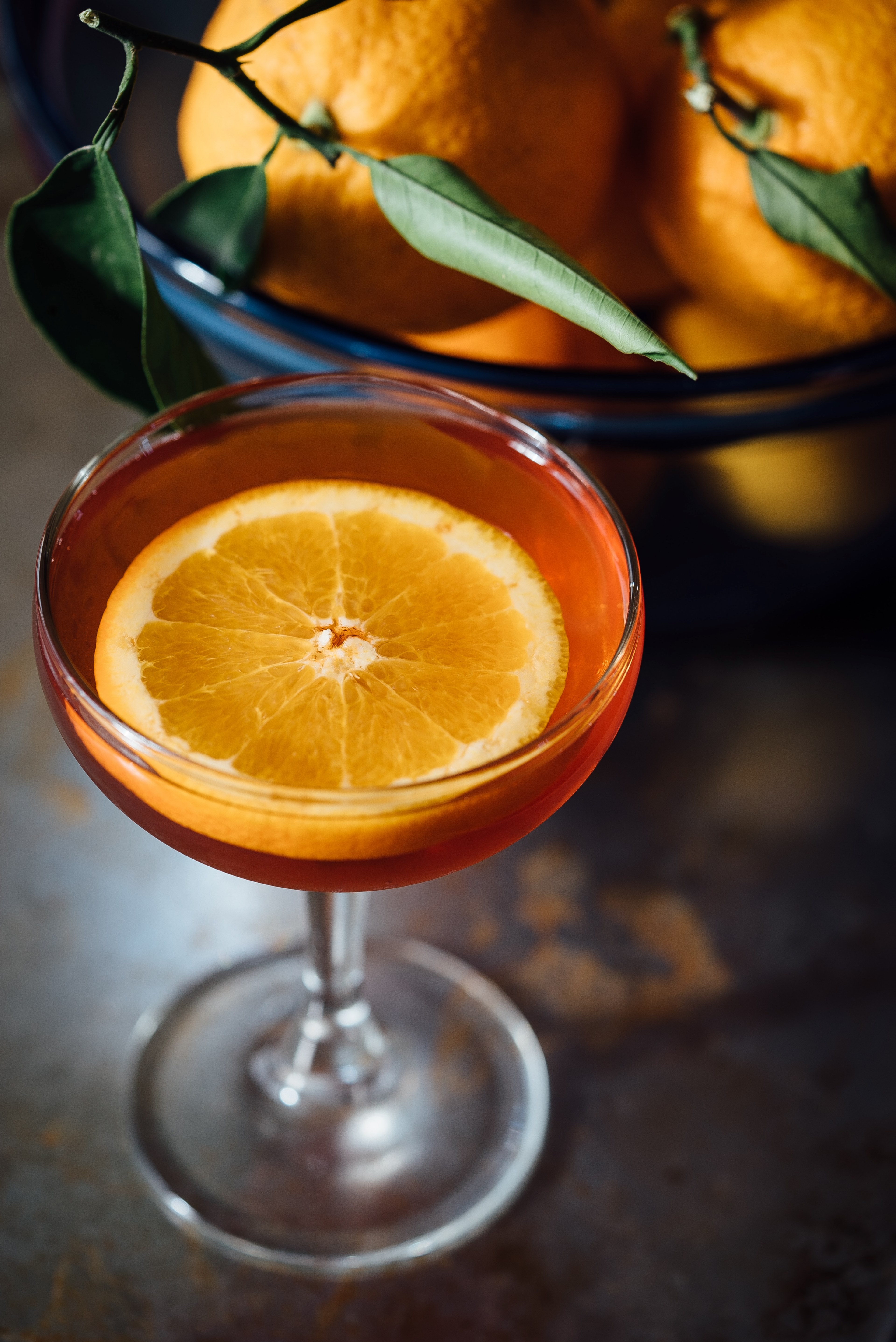 macro view of a cocktail orange drink with a bowl of oranges with leaves by its side, cocktail orange drink 4k, Phone HD Wallpaper