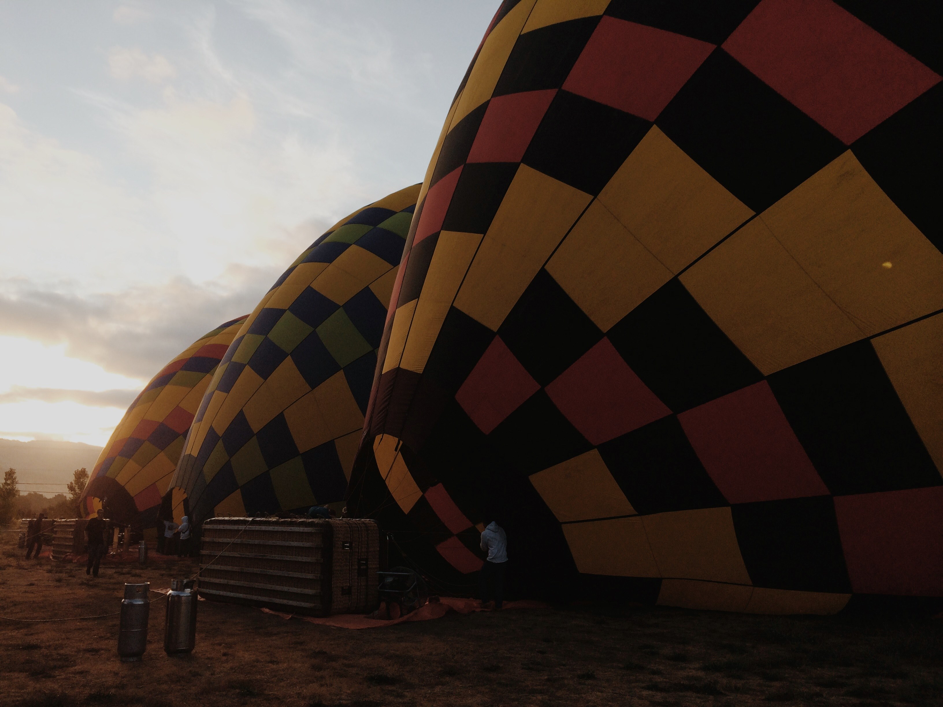 three hot air balloons on the ground, balloons before take off 4k, HD Wallpaper