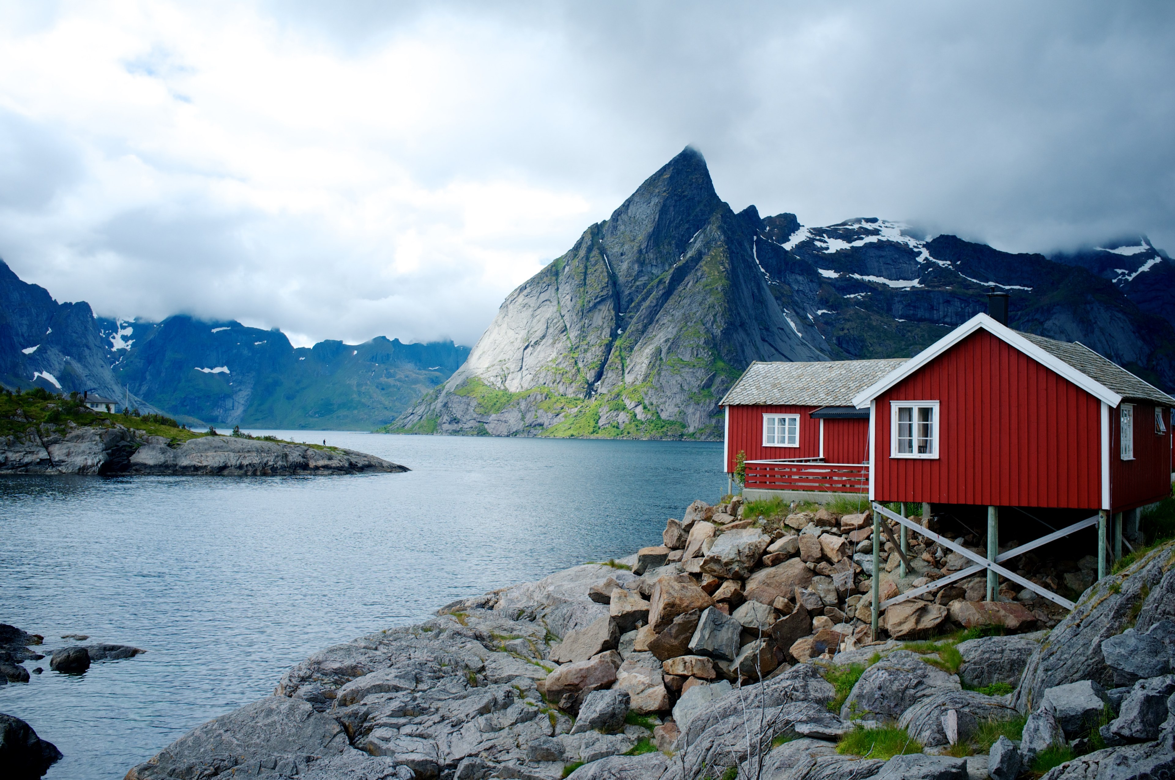 a red lakefront cottage near mountains, _eliassen rorbuer 4k, HD Wallpaper