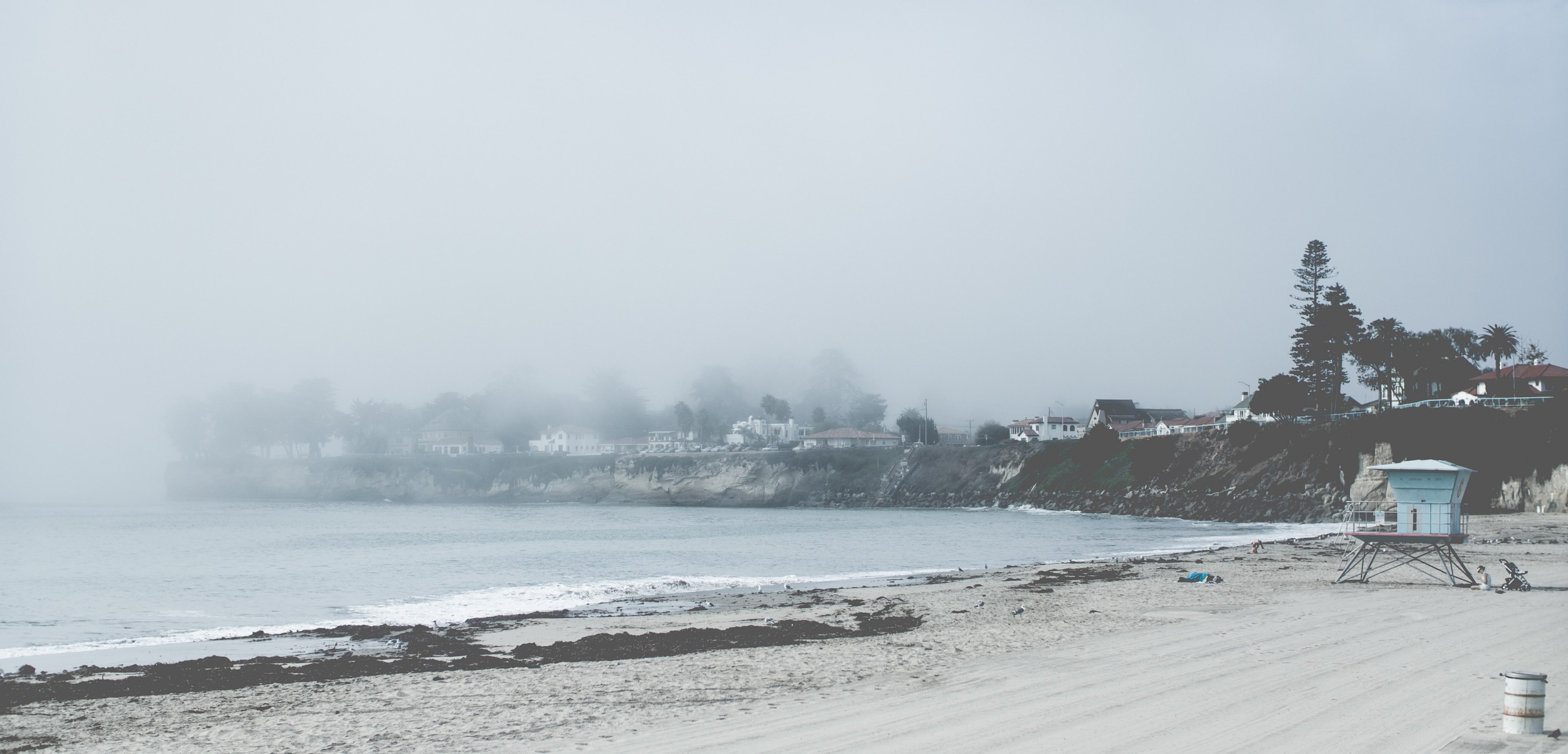 fogs feature at beach in santa cruz featuring lifeguard post, lifeguard post on santa cruz beach shore 4k, HD Wallpaper