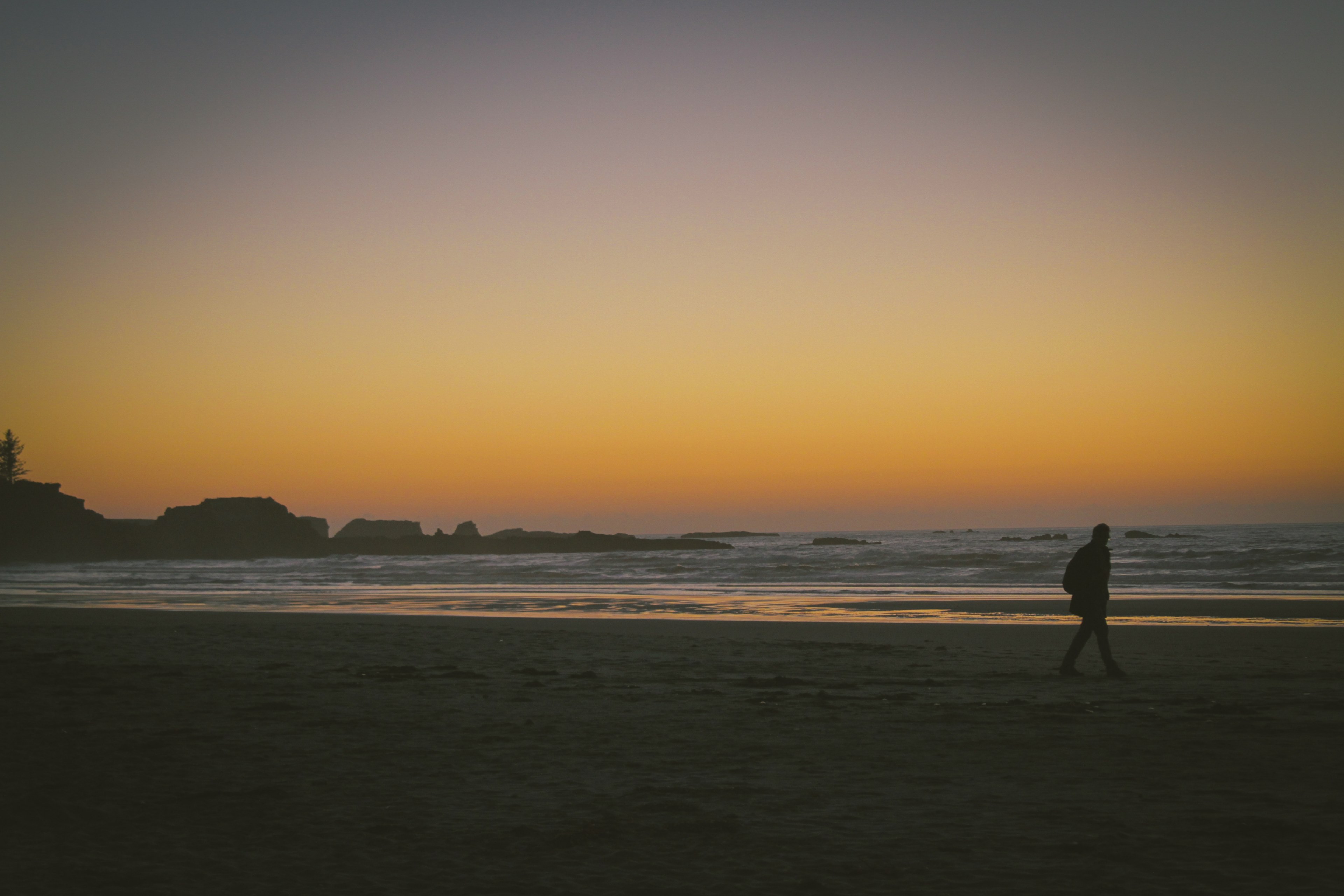 capture of the gentle dusk in the morning on the shore of a beach, dusk on beach shore 4k, HD Wallpaper