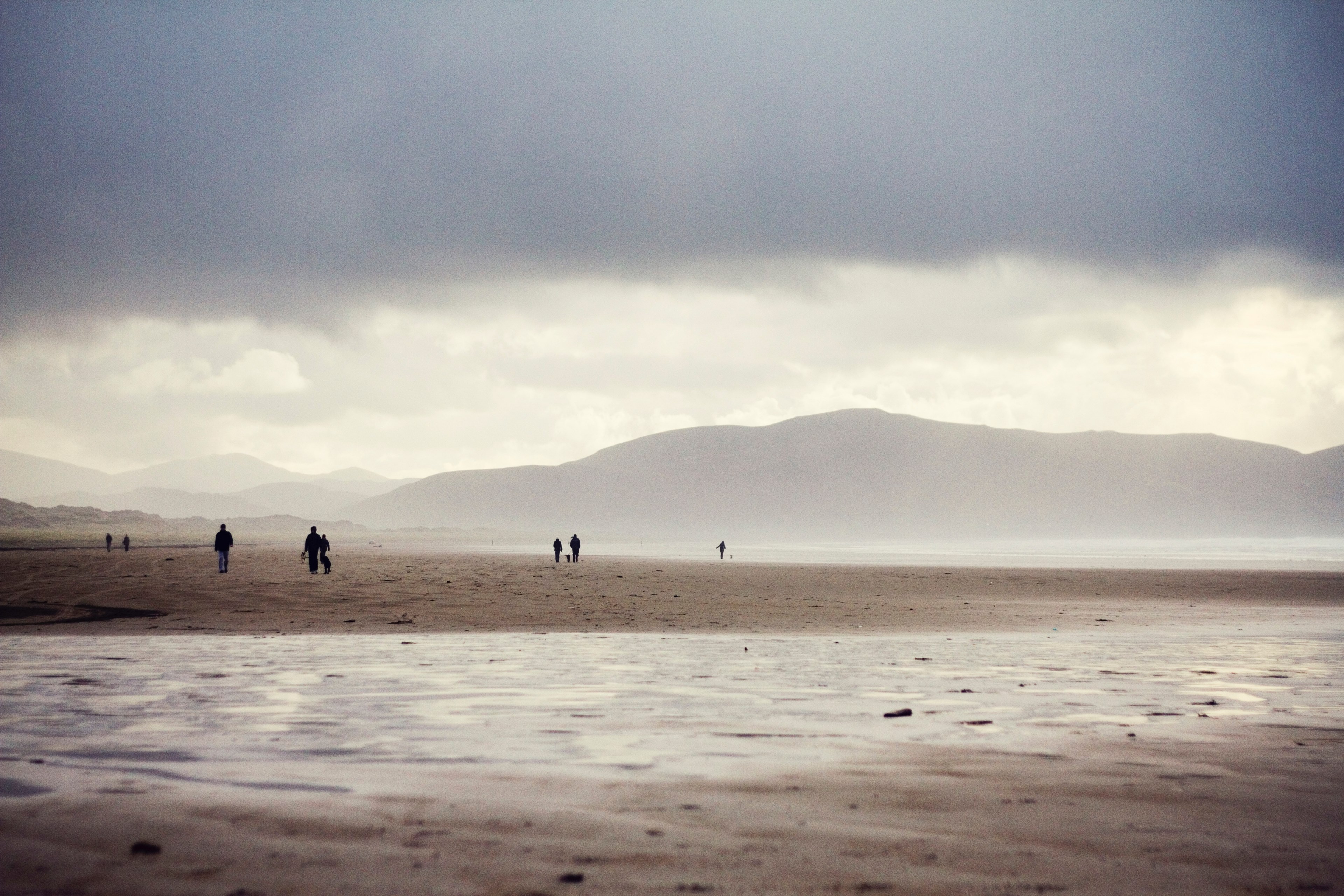 people walking on the sand along a high tide shore in a cloudy day, _walking on the sand in a cloud day 4k, HD Wallpaper