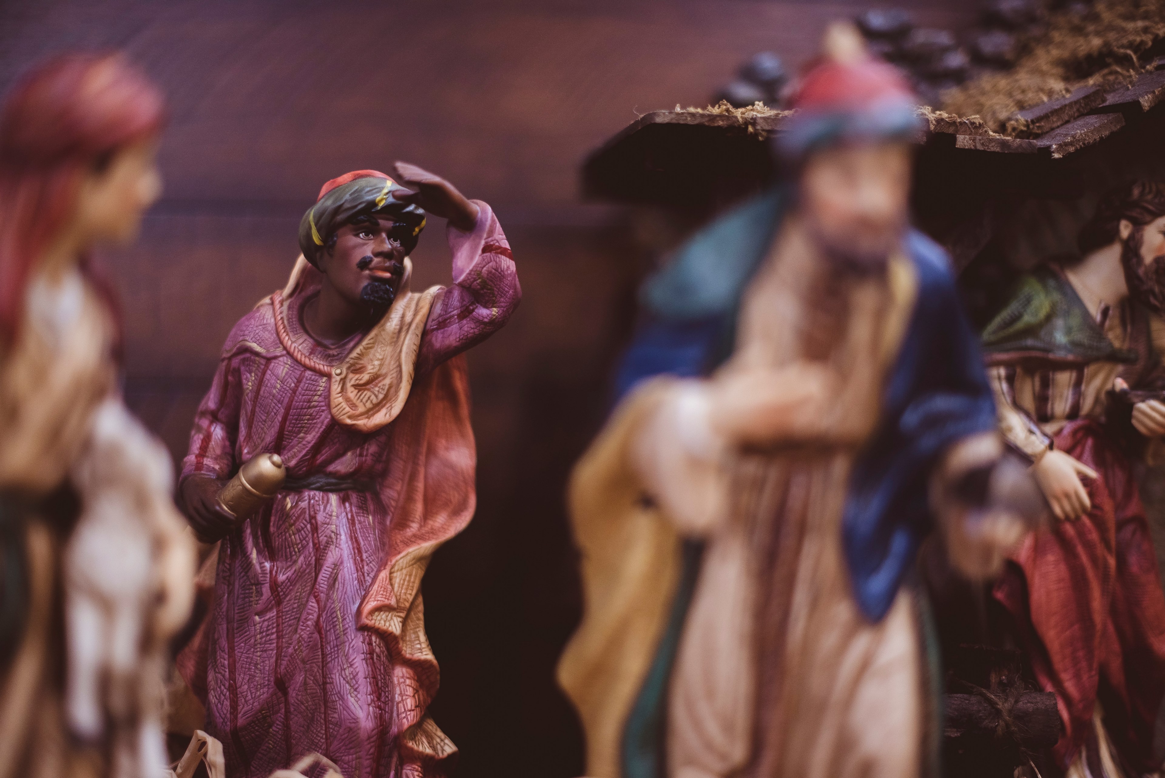 out of focus christmas decorations with wise men in a religious manger scene, christmas manger 4k, HD Wallpaper
