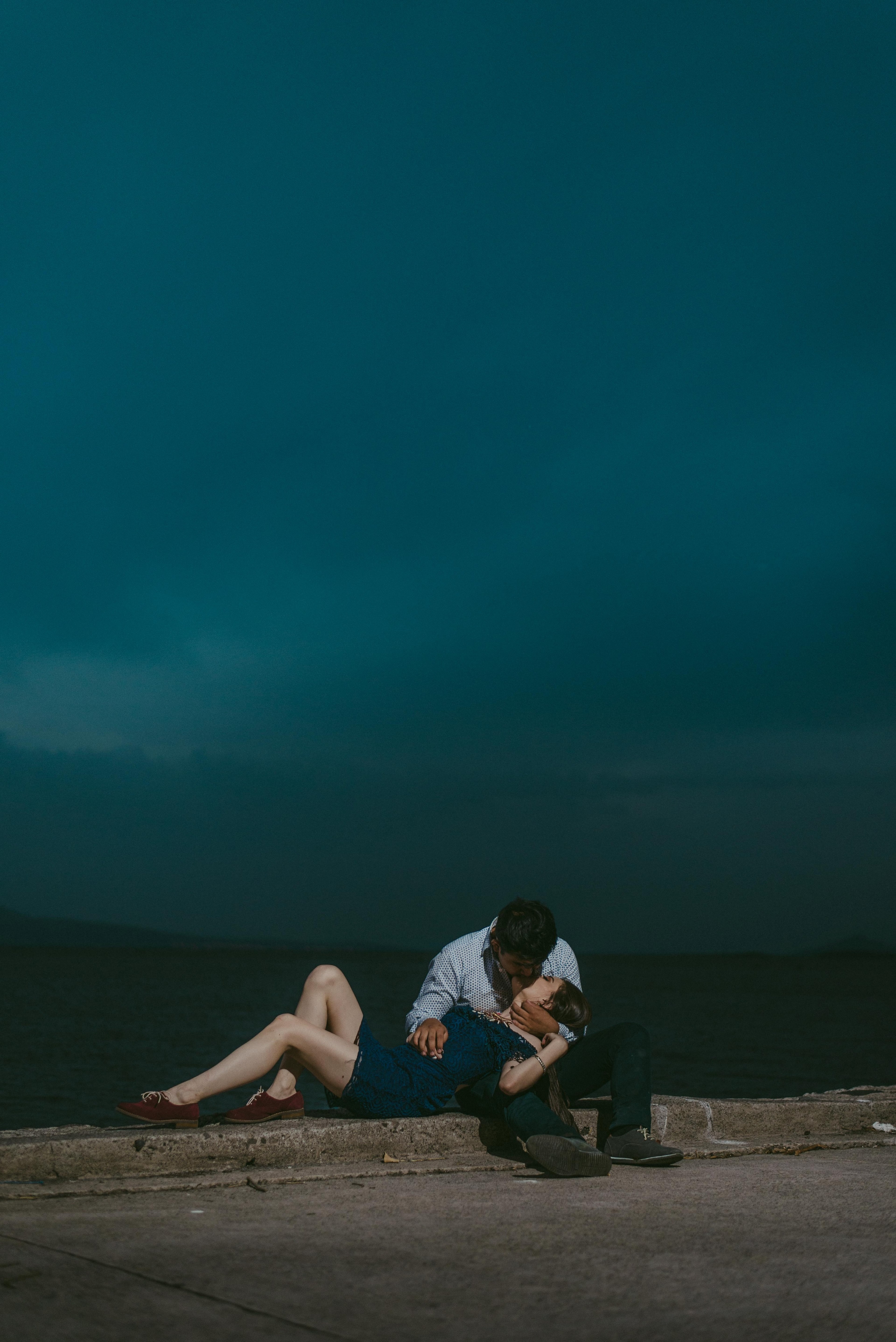 a couple is embracing and kissing on the sidewalk by the sea, _storm 4k, Phone HD Wallpaper