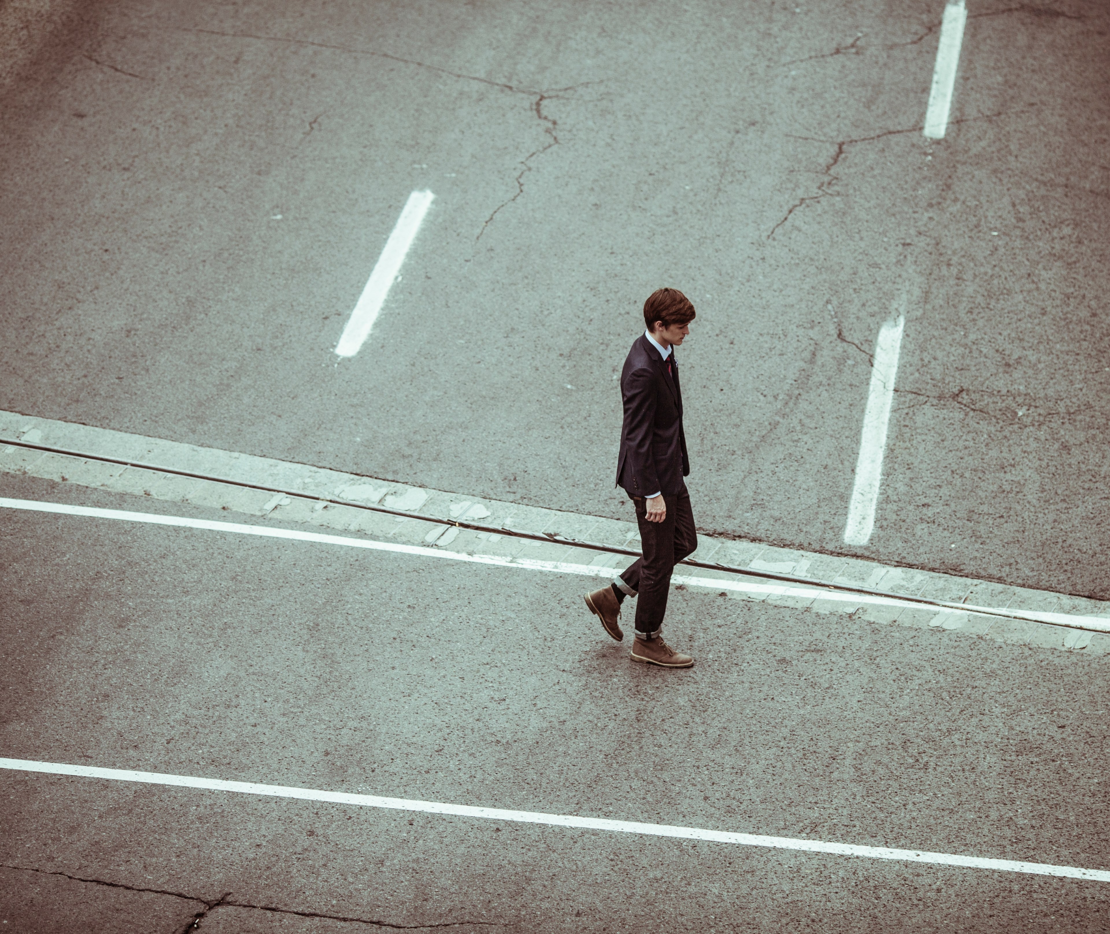 an elegant man in a suit crossing the street, elegant man crossing street 4k, HD Wallpaper