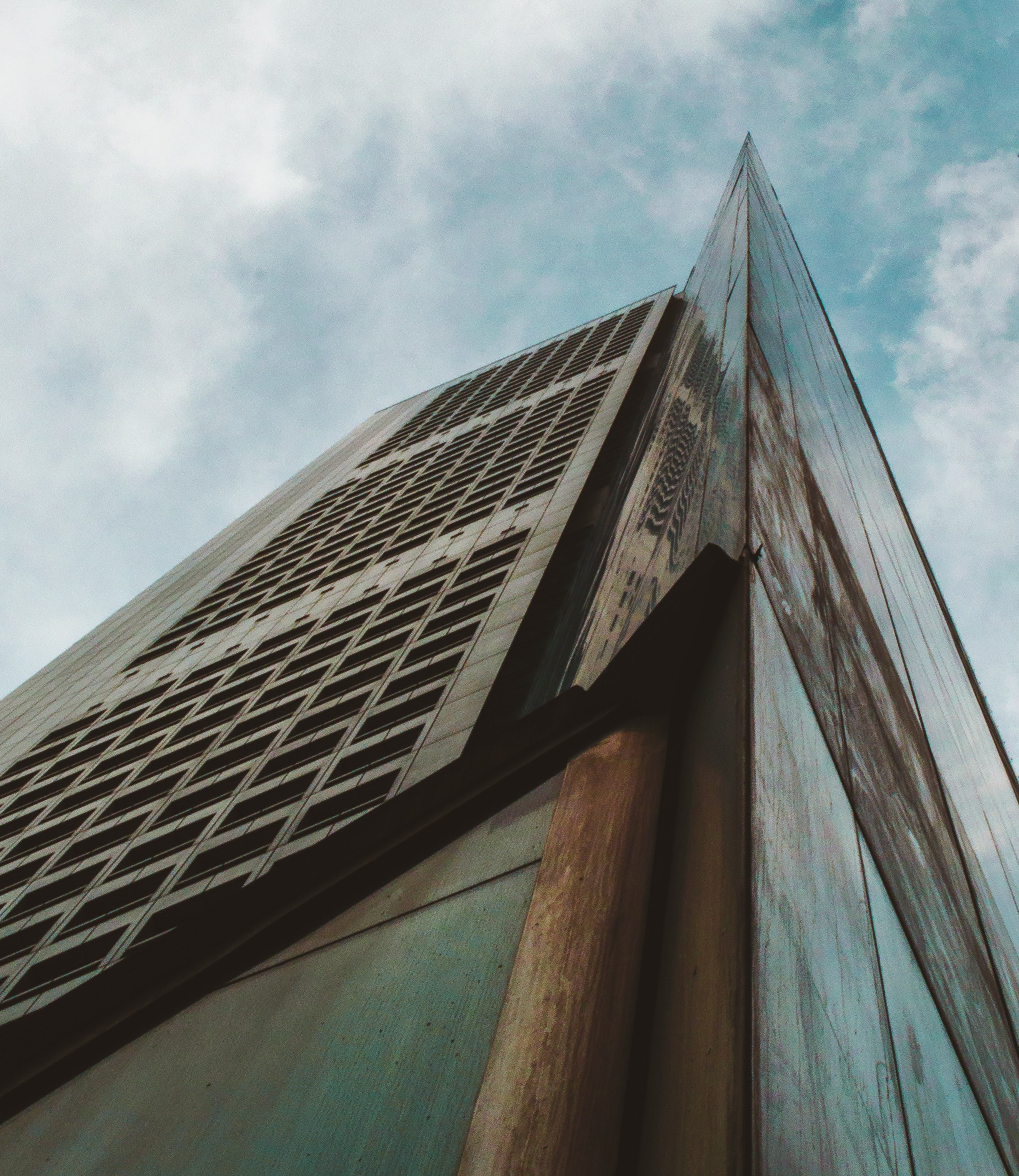 sharp edge architectural forms on a buildin edifice in singapore, sharp cornered building 4k, Phone HD Wallpaper