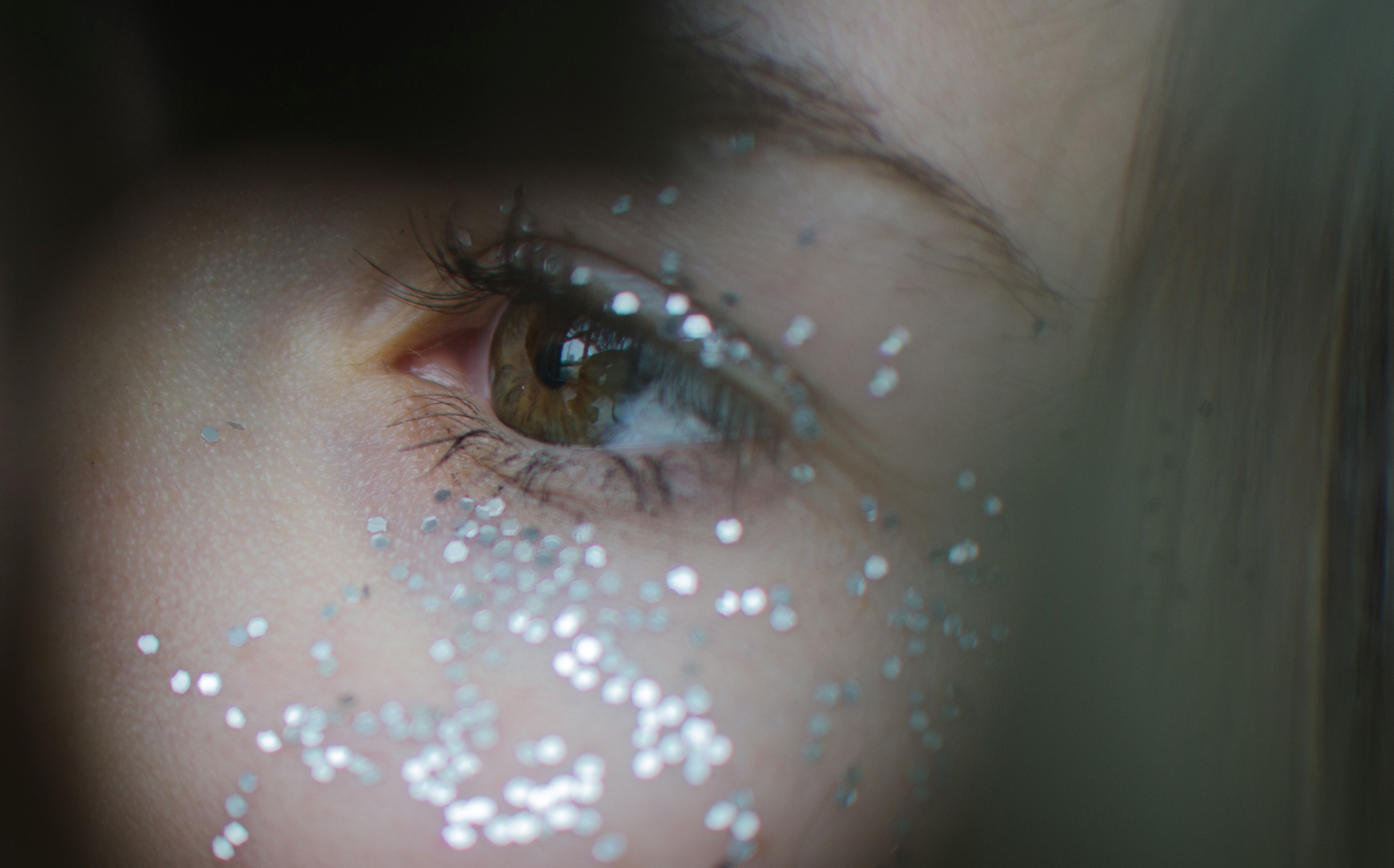 close up of glitter around a womans eye, glitter around an eye 4k, HD Wallpaper