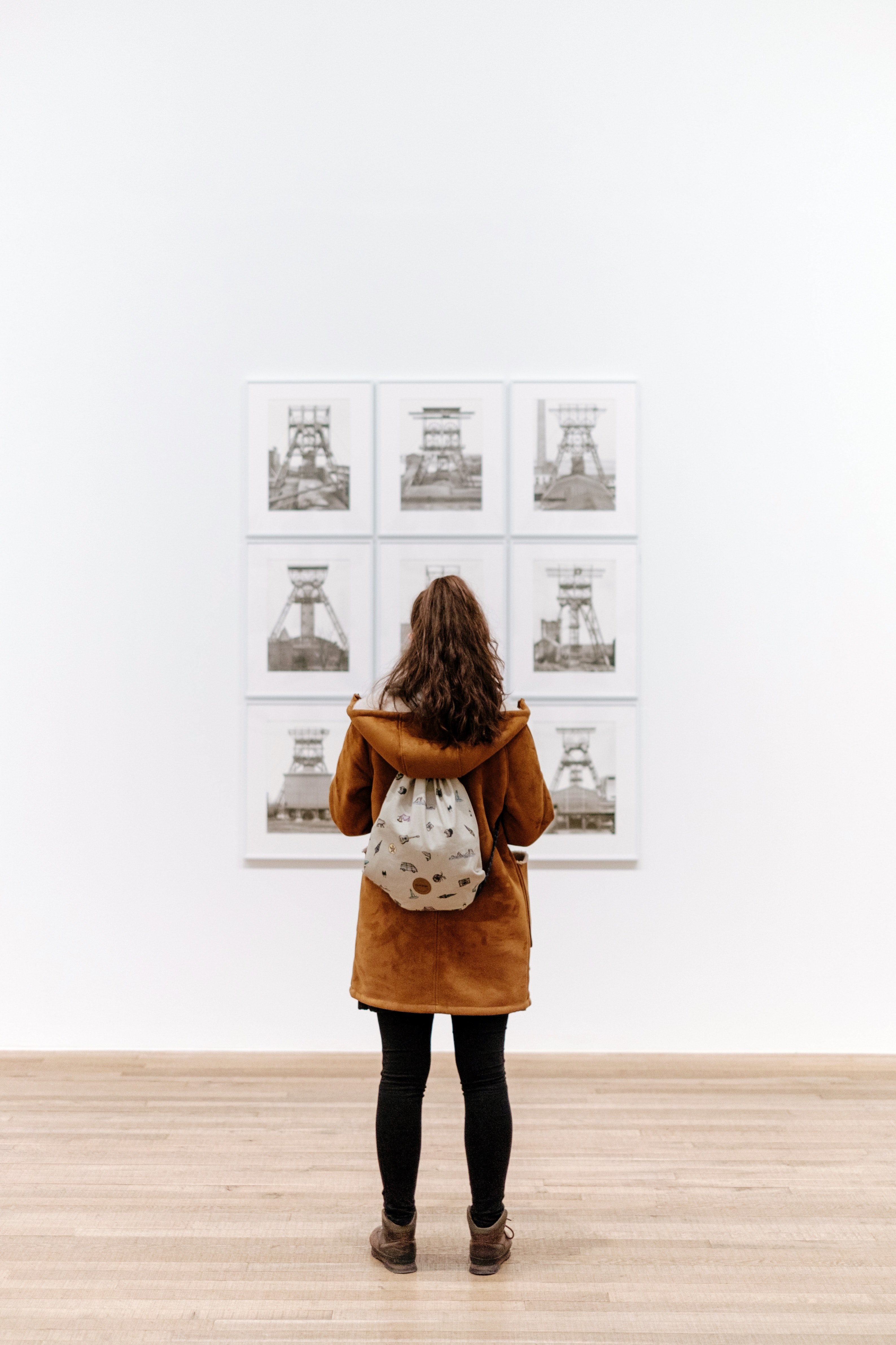 young woman with brown hooded jacket and backpack view artwork on white background at tate modern, girl with backpack in art gallery 4k, Phone HD Wallpaper