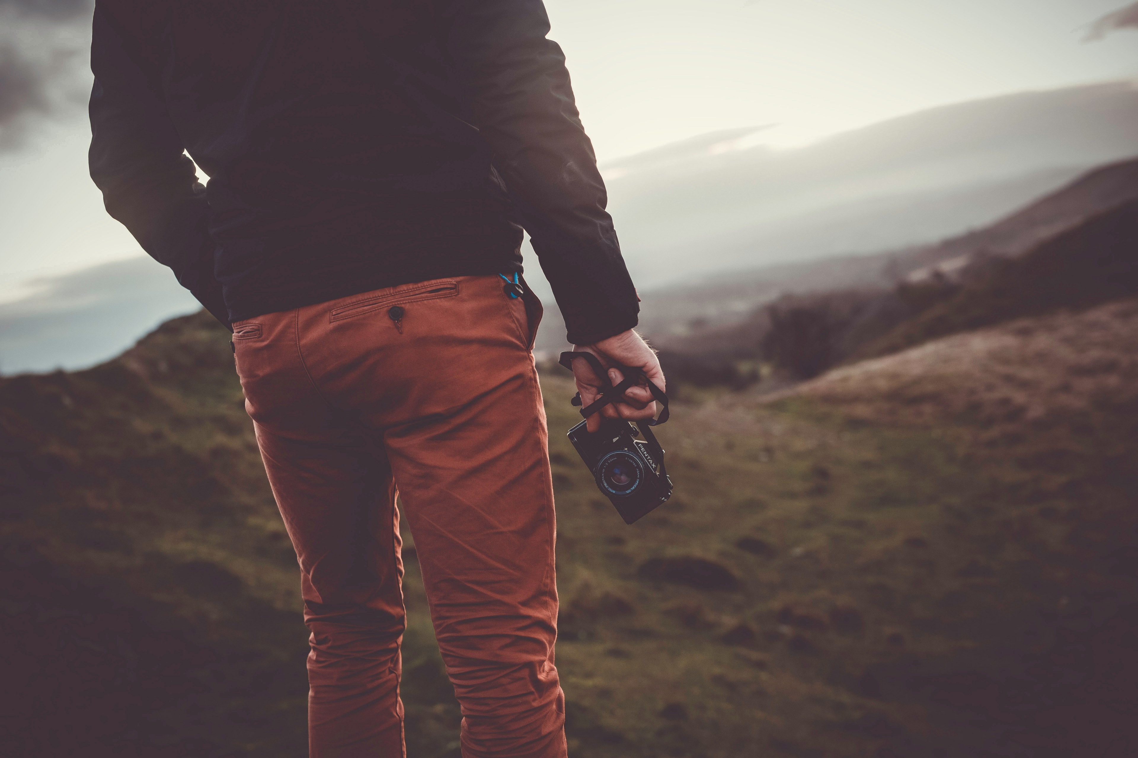 a man faces away holding a camera in rocky hills in trapp, how i escape 4k, HD Wallpaper