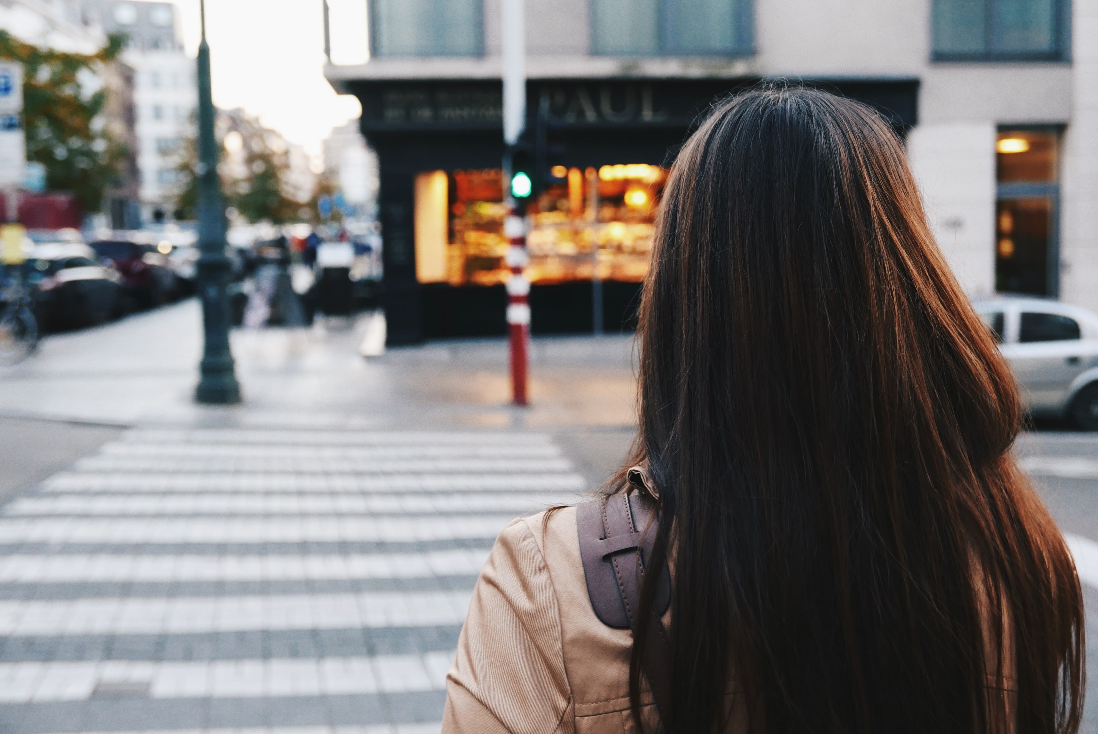 walking behind a woman about to cross a city street, crossing the street 4k, HD Wallpaper