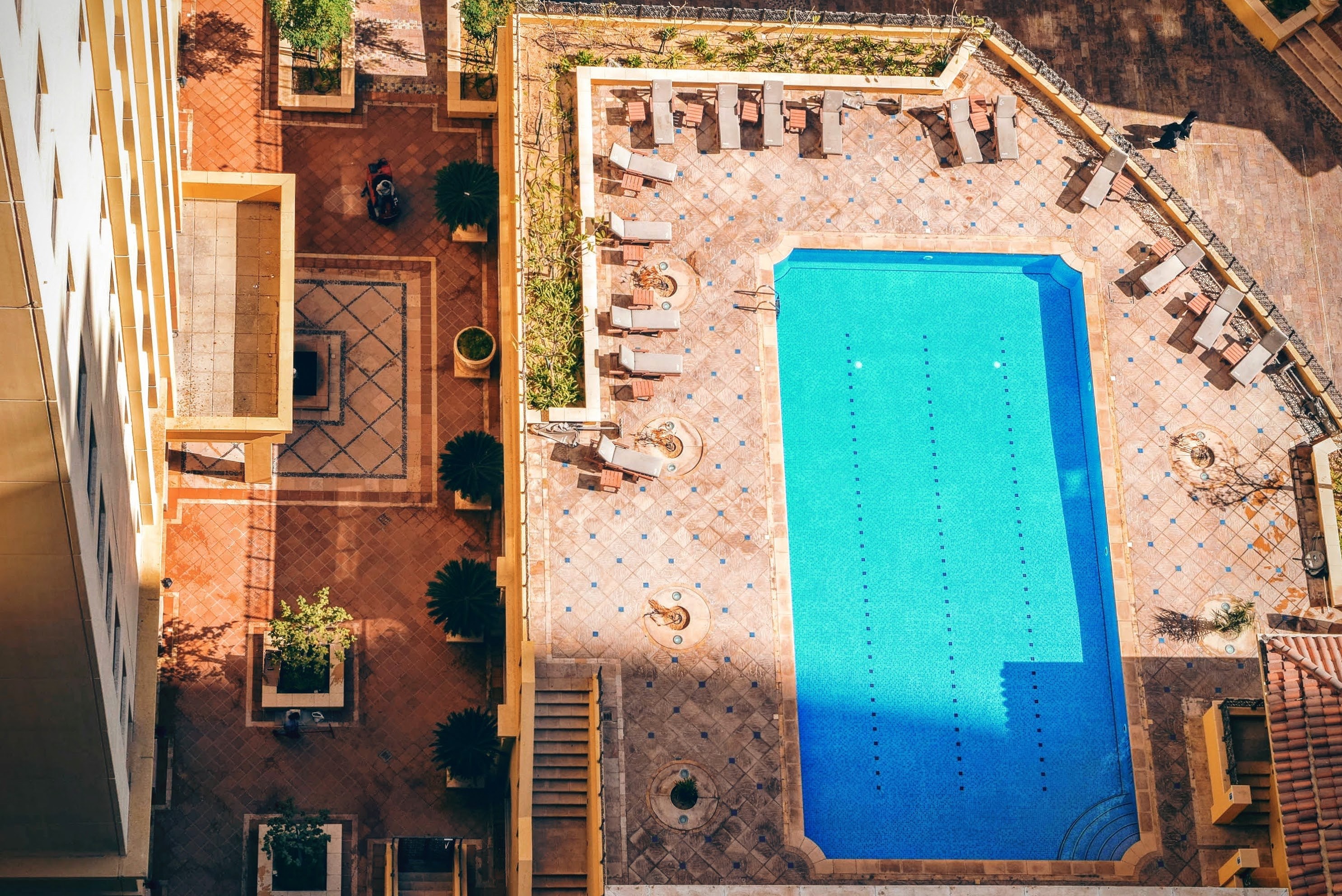 drone view of pool near building surrounded by lounger deck chairs, drone pool and deck chairs 4k, HD Wallpaper