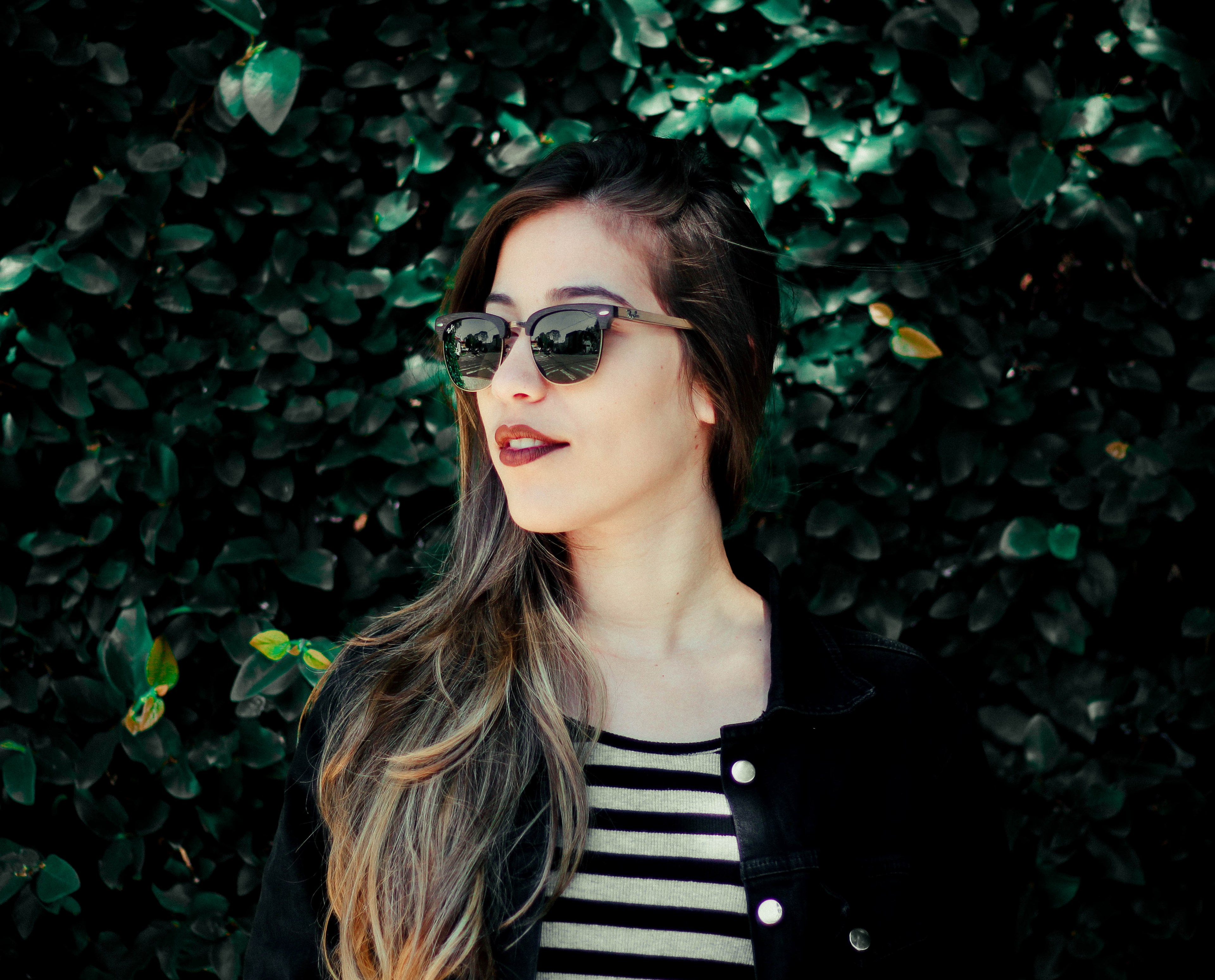 woman with sunglasses smiles and looks away, confident fall look 4k, HD Wallpaper