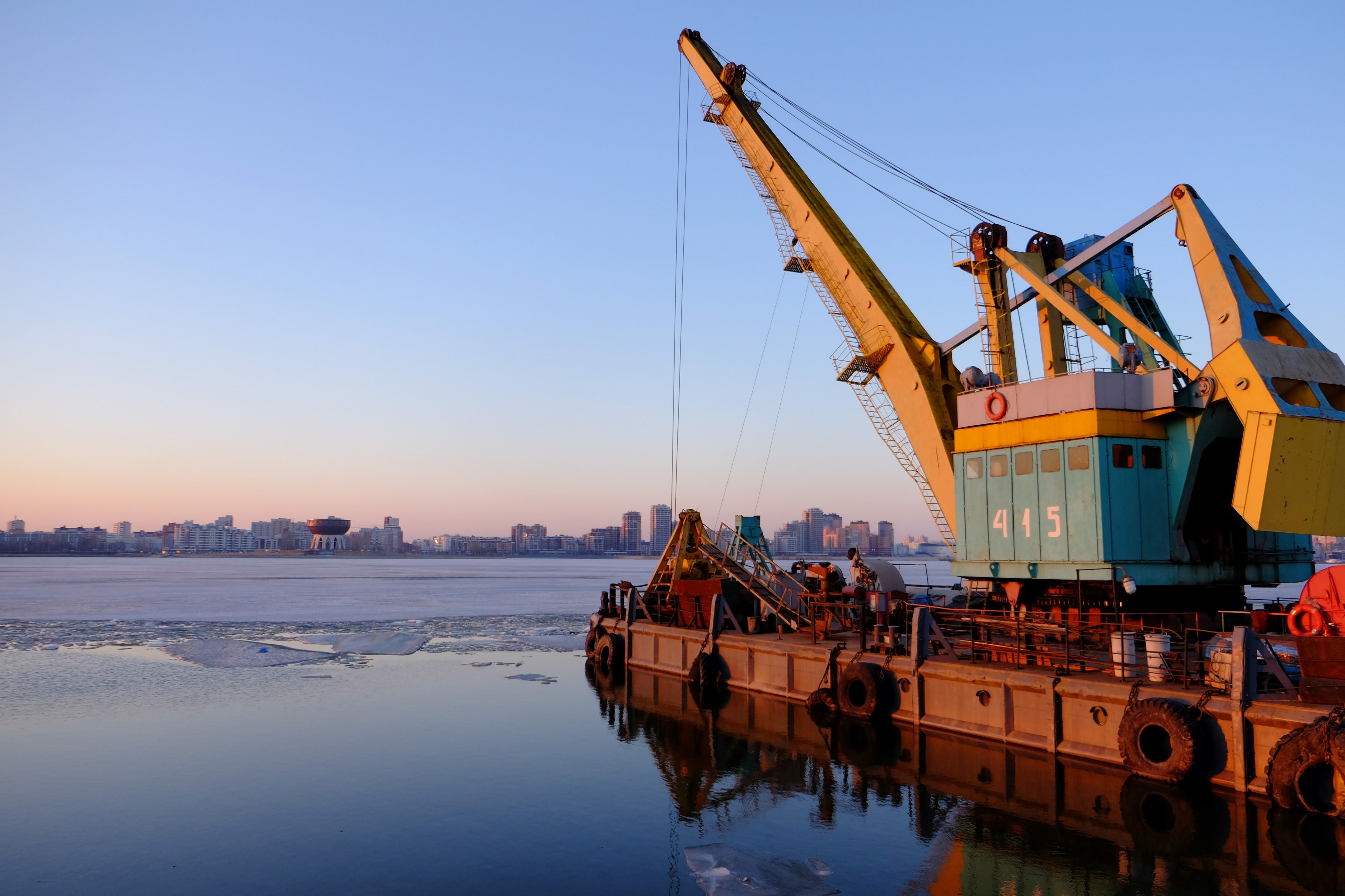 an industrial crane on a dock over the water, industrial crane 4k, HD Wallpaper