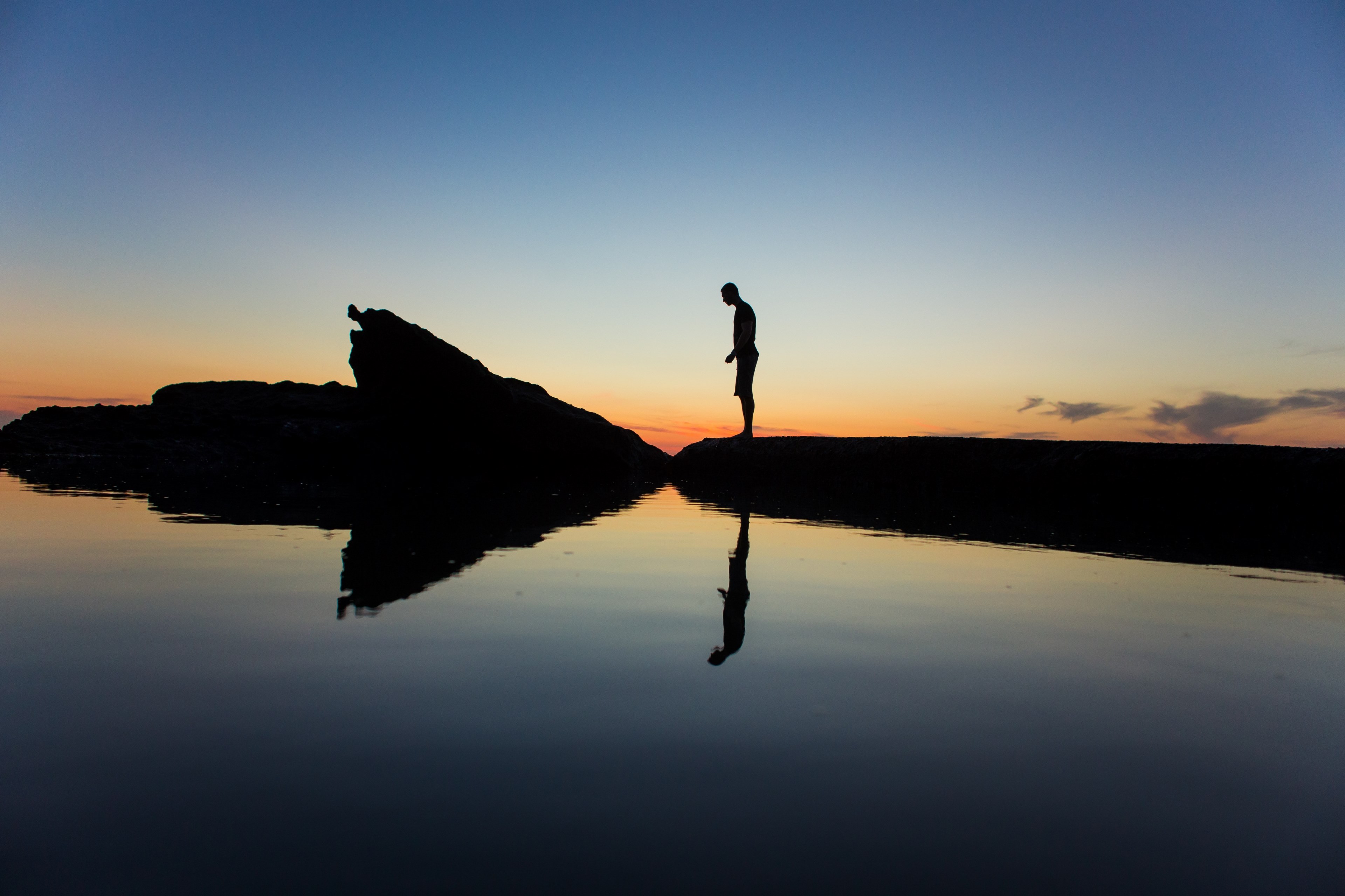 man silhouette standing on the rock with reflection at virginia beach after sunset, man silhouette standing 4k, HD Wallpaper