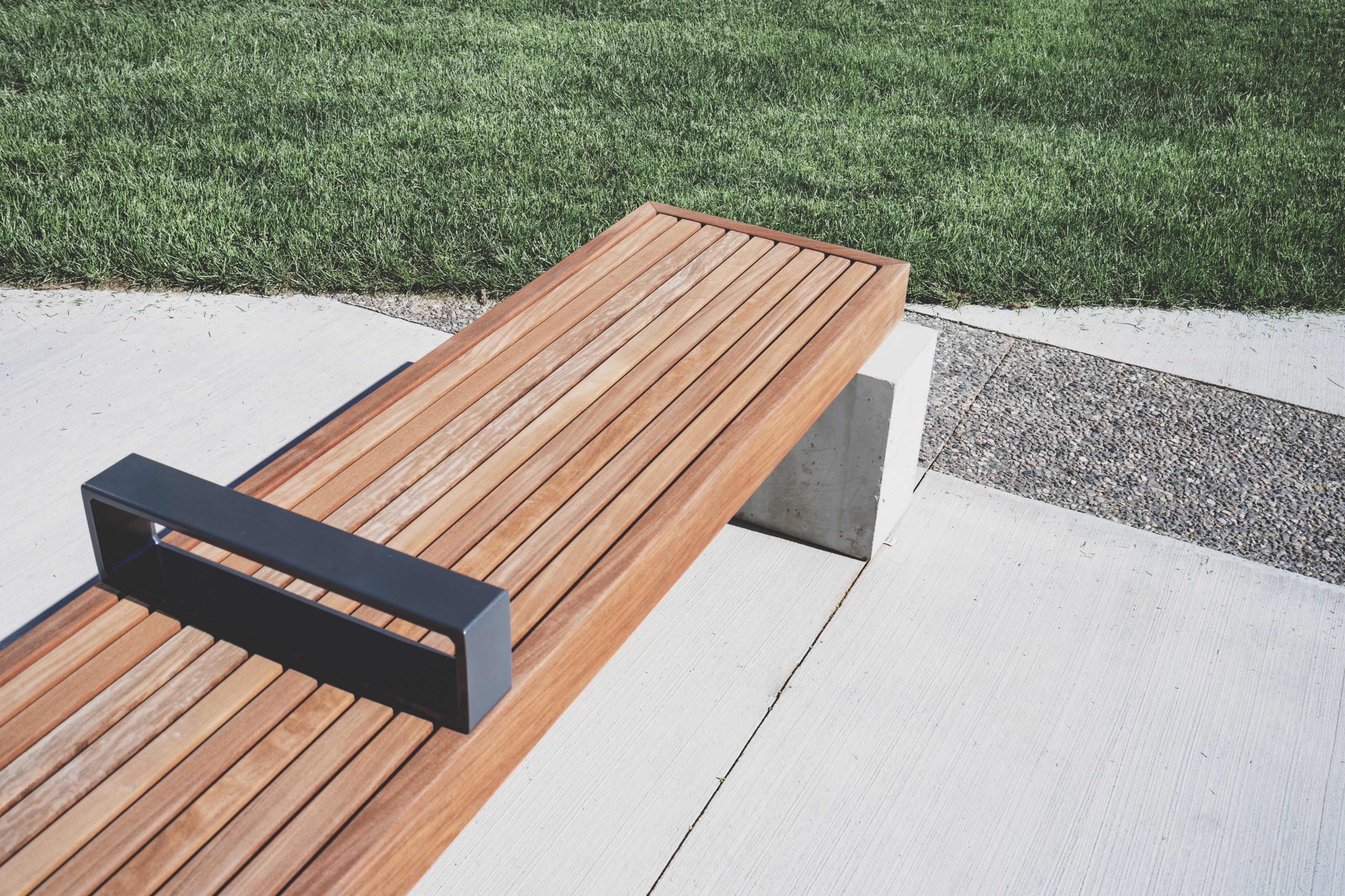 a flat wooden bench on concrete near a green lawn, bench by a lawn 4k, HD Wallpaper