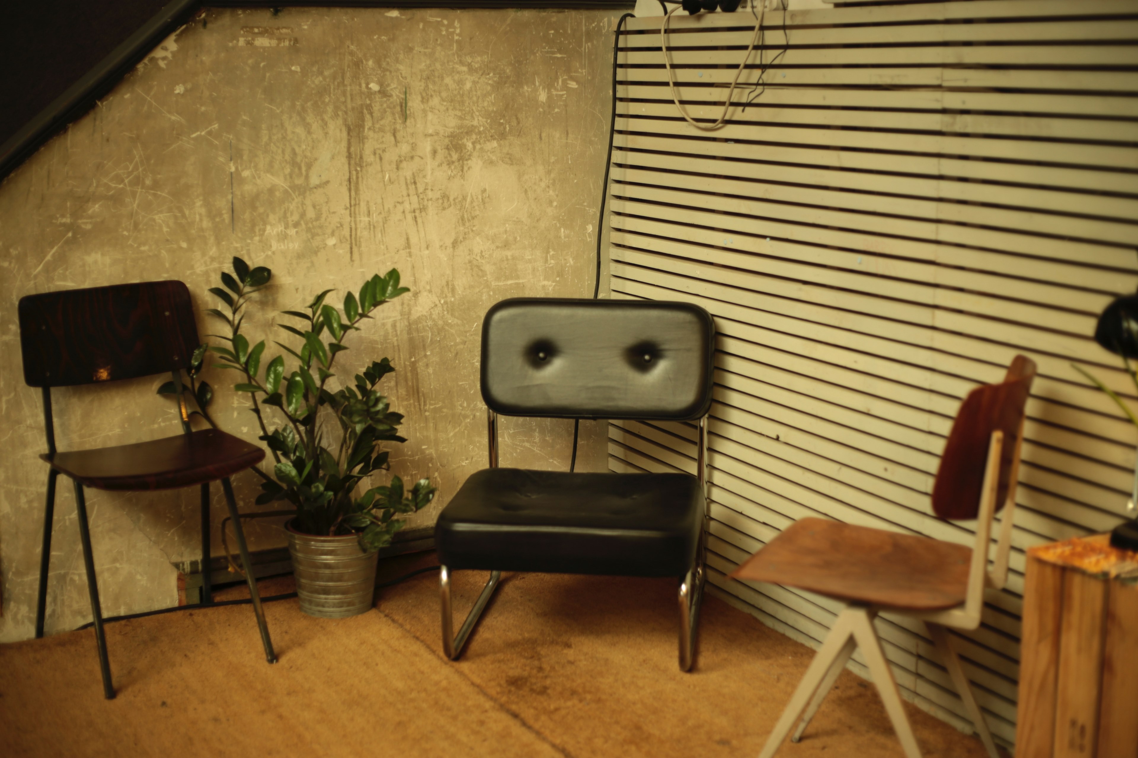 three old chairs and a potted plant in the corner of a room, chairs in the corner 4k, HD Wallpaper