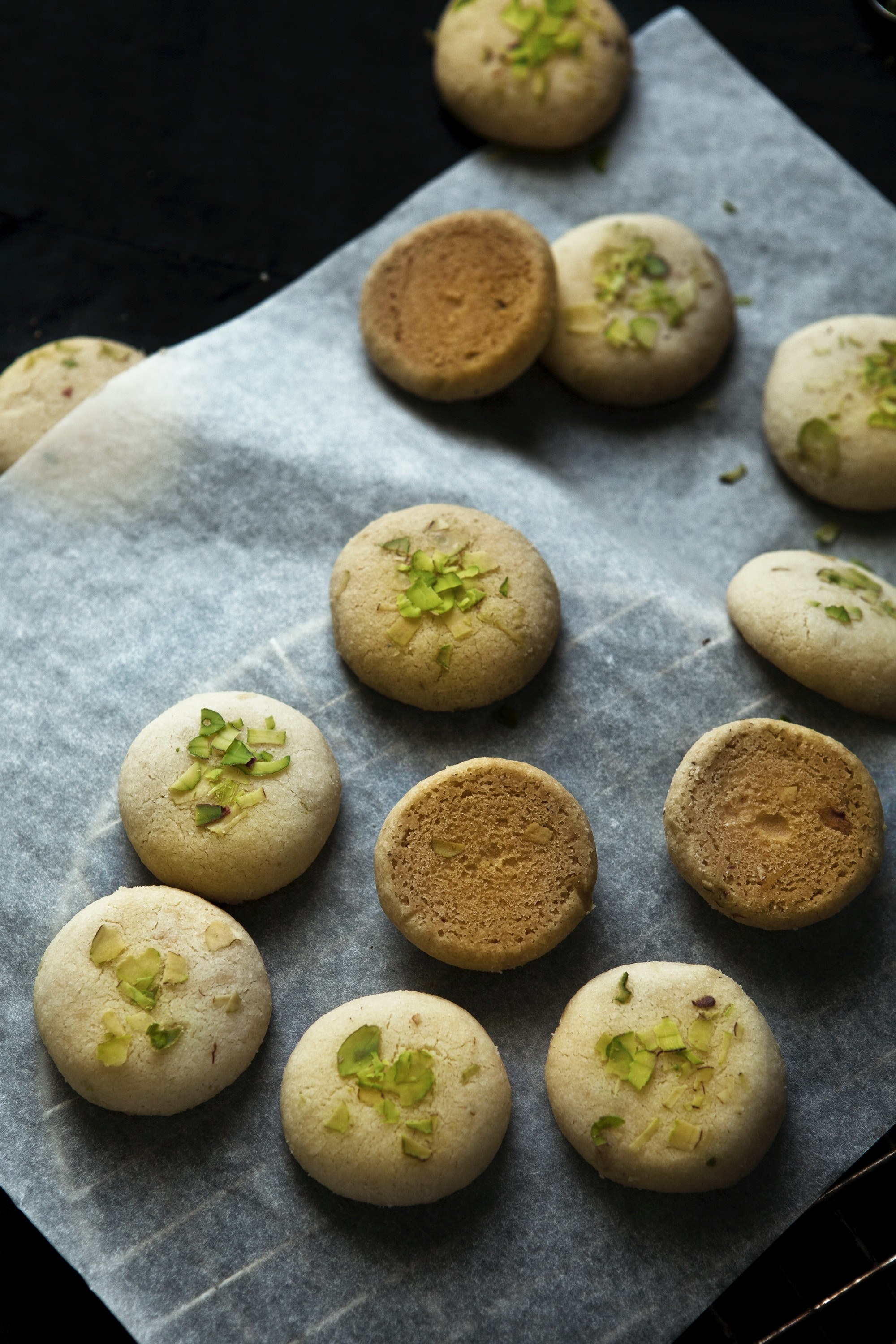 cookies cooling on parchment paper and a cooling rack, cookies cooling 4k, Phone HD Wallpaper