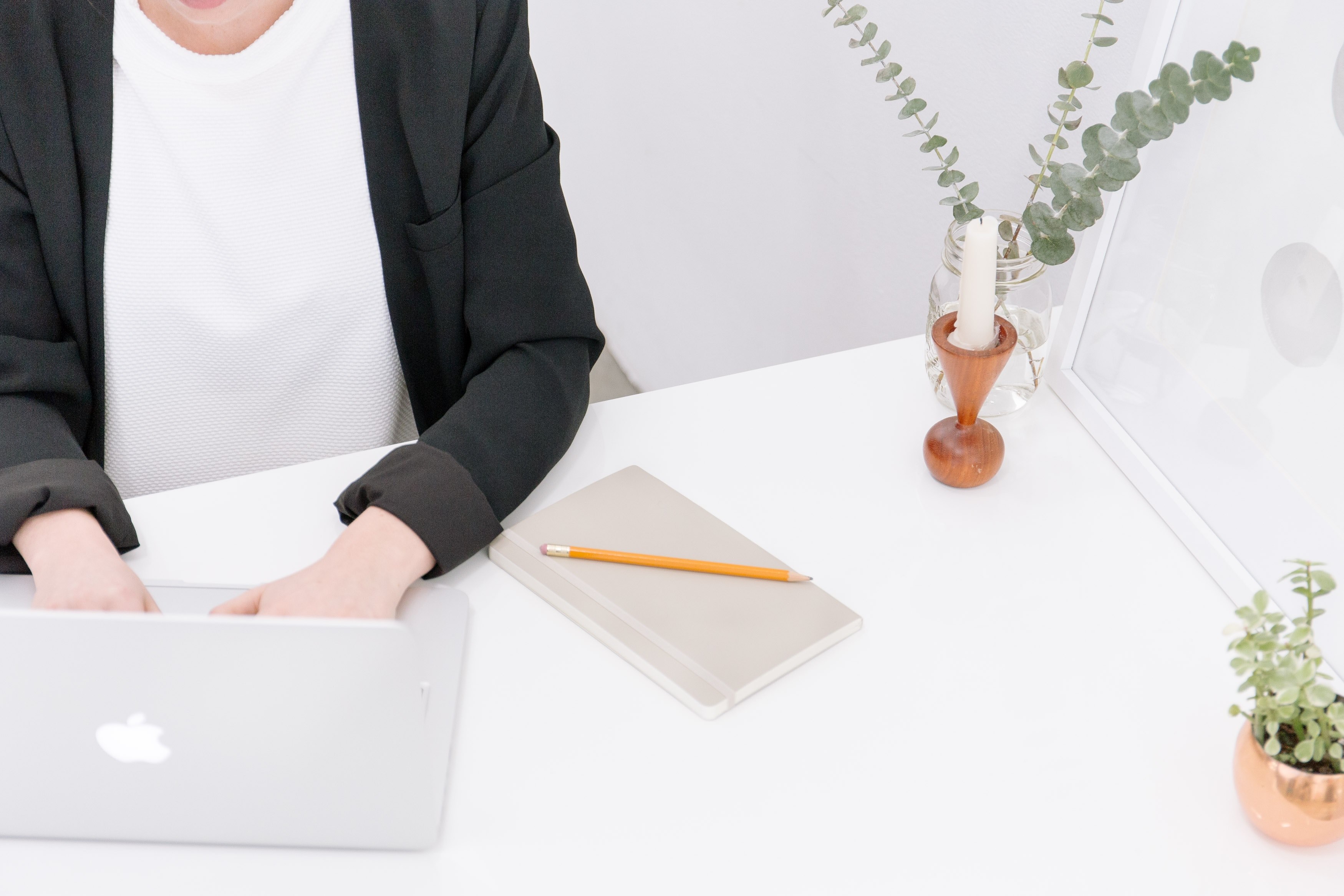 a person in business attire typing on a macbook, _business person macbook 4k, HD Wallpaper